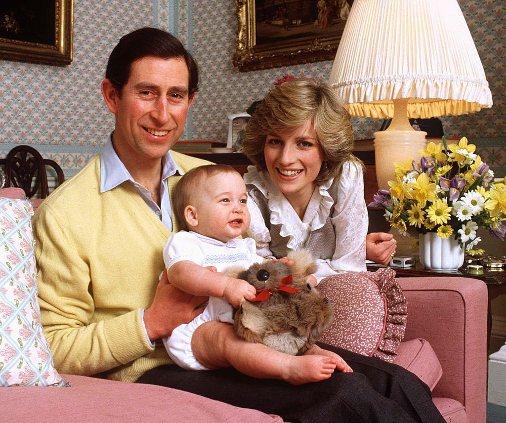 Prinz und Prinzessin von Wales im Kensington-Palast mit Prinz William und seinem Koalabärenspielzeug. (Foto von Tim Graham Photo Library) I Quelle: Getty Images