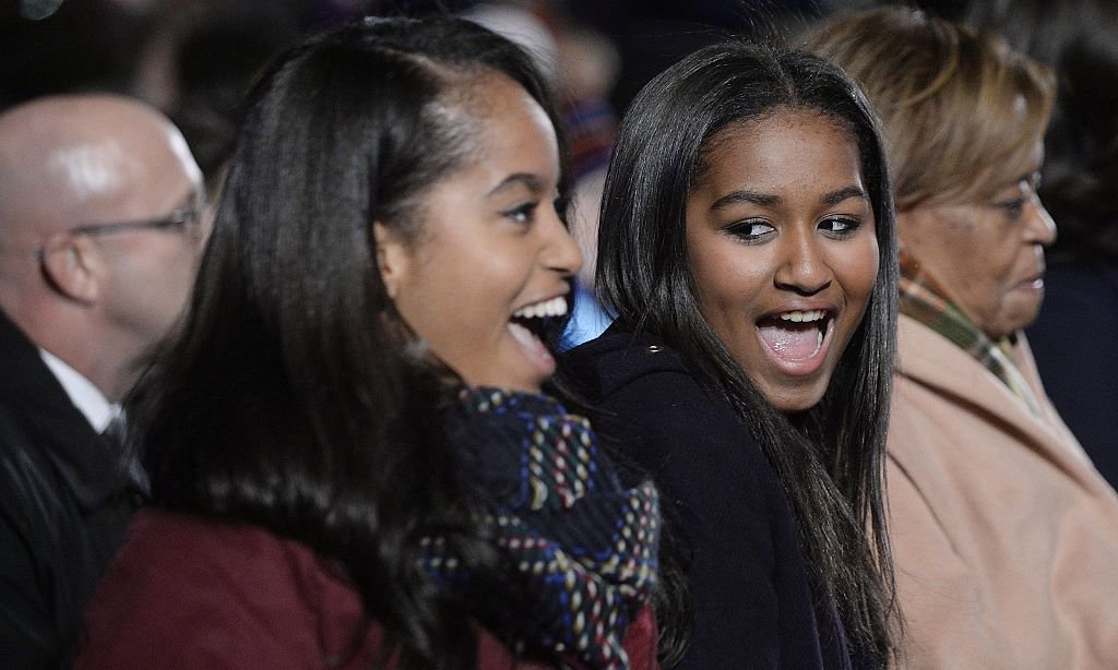Malia and Sasha Obama at the national Christmas tree lighting ceremony at the White House on December 3, 2015. | Photo: Getty Images
