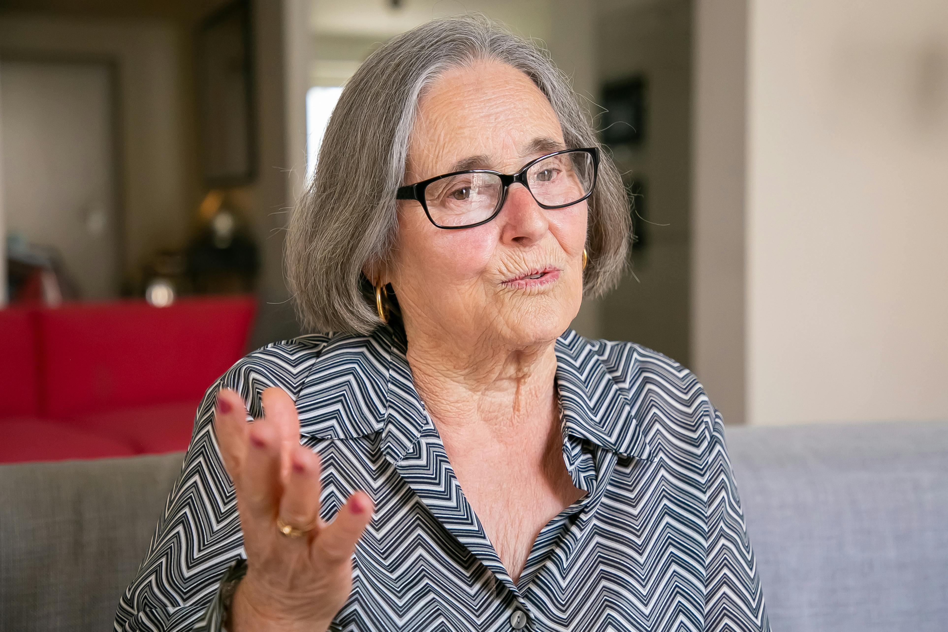 An elderly woman "holding forth" in conversation | Source: Pexels