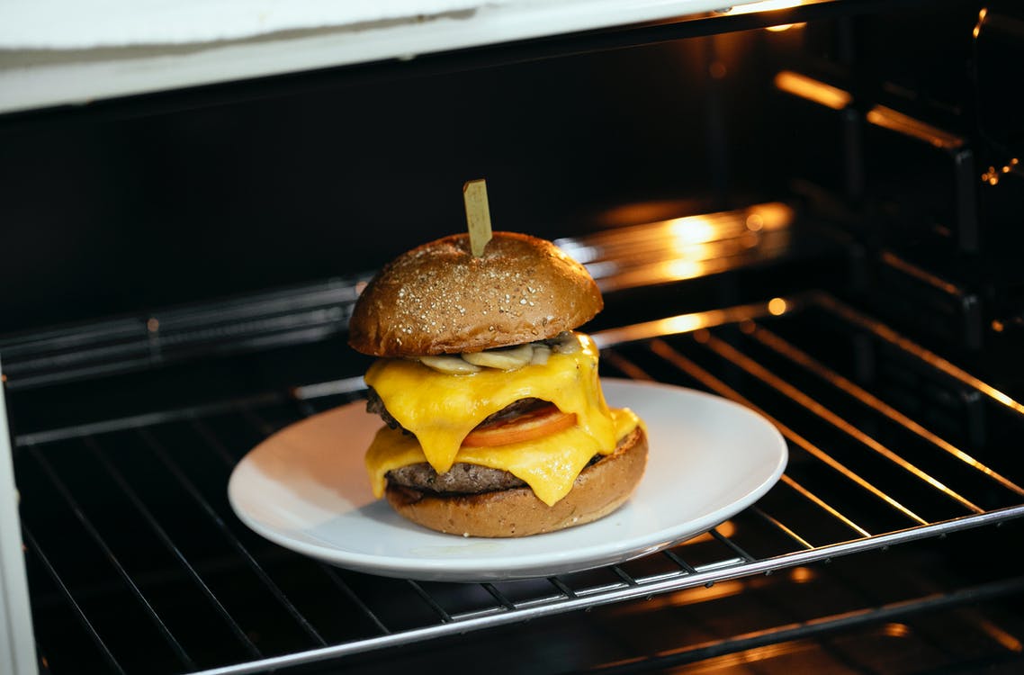 A photo of a burger on an oven rack. | Photo: Pexels