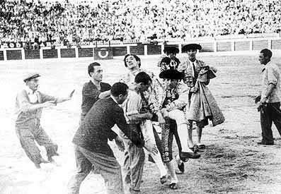 Manuel Laureano “Manolete” Rodríguez Sánchez, legendario torero español, tras ser herido de gravedad por el toro el 28 de agosto de 1947. | Imagen: Flickr Manuel Laureano “Manolete” Rodríguez Sánchez, legendario torero español, tras ser herido de gravedad por el toro el 28 de agosto de 1947. | Imagen: Flickr