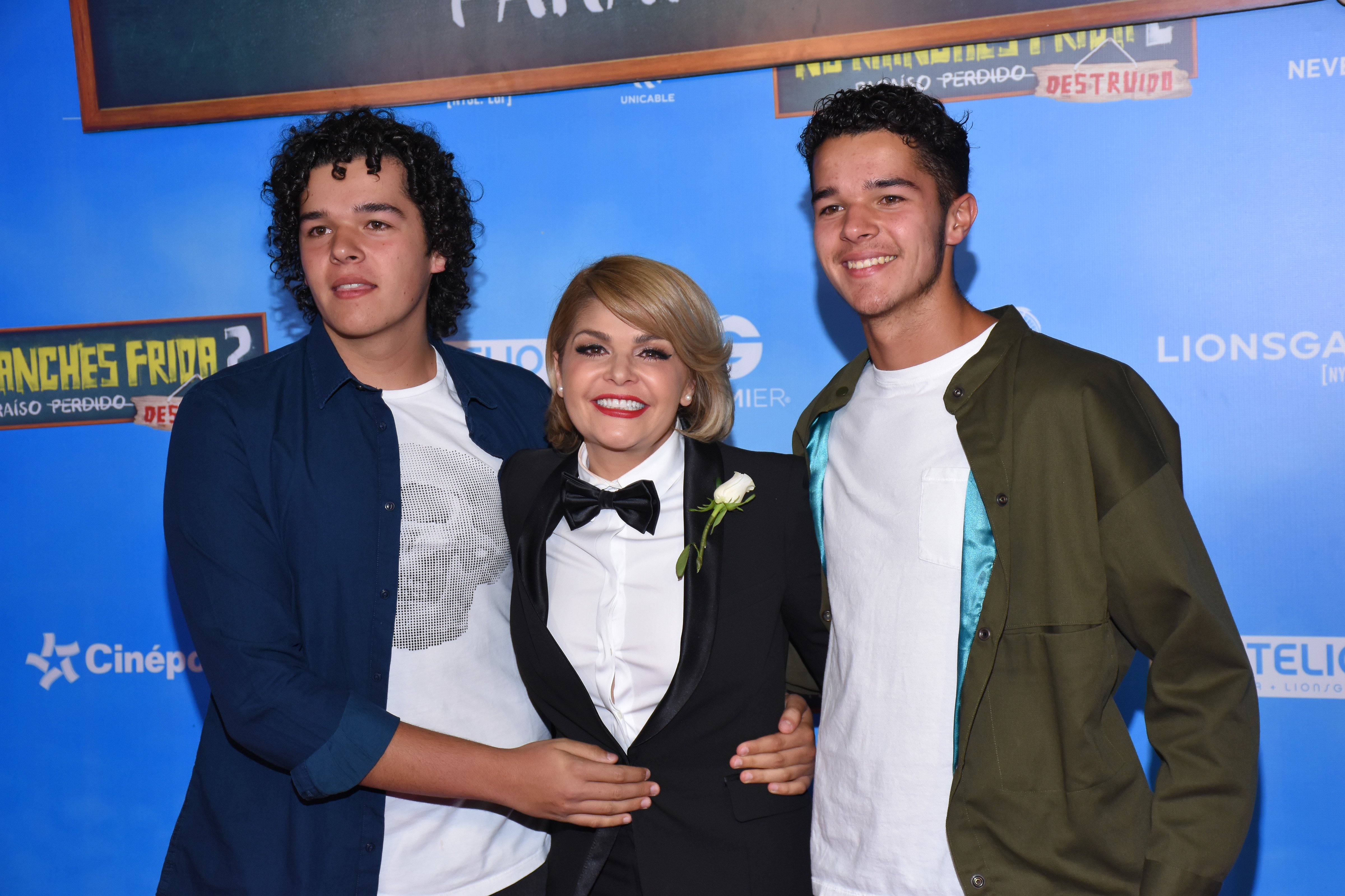 Itatí Cantoral and her children at the premiere of "No Manches Frida 2" in Mexico City. | Photo: Getty Images