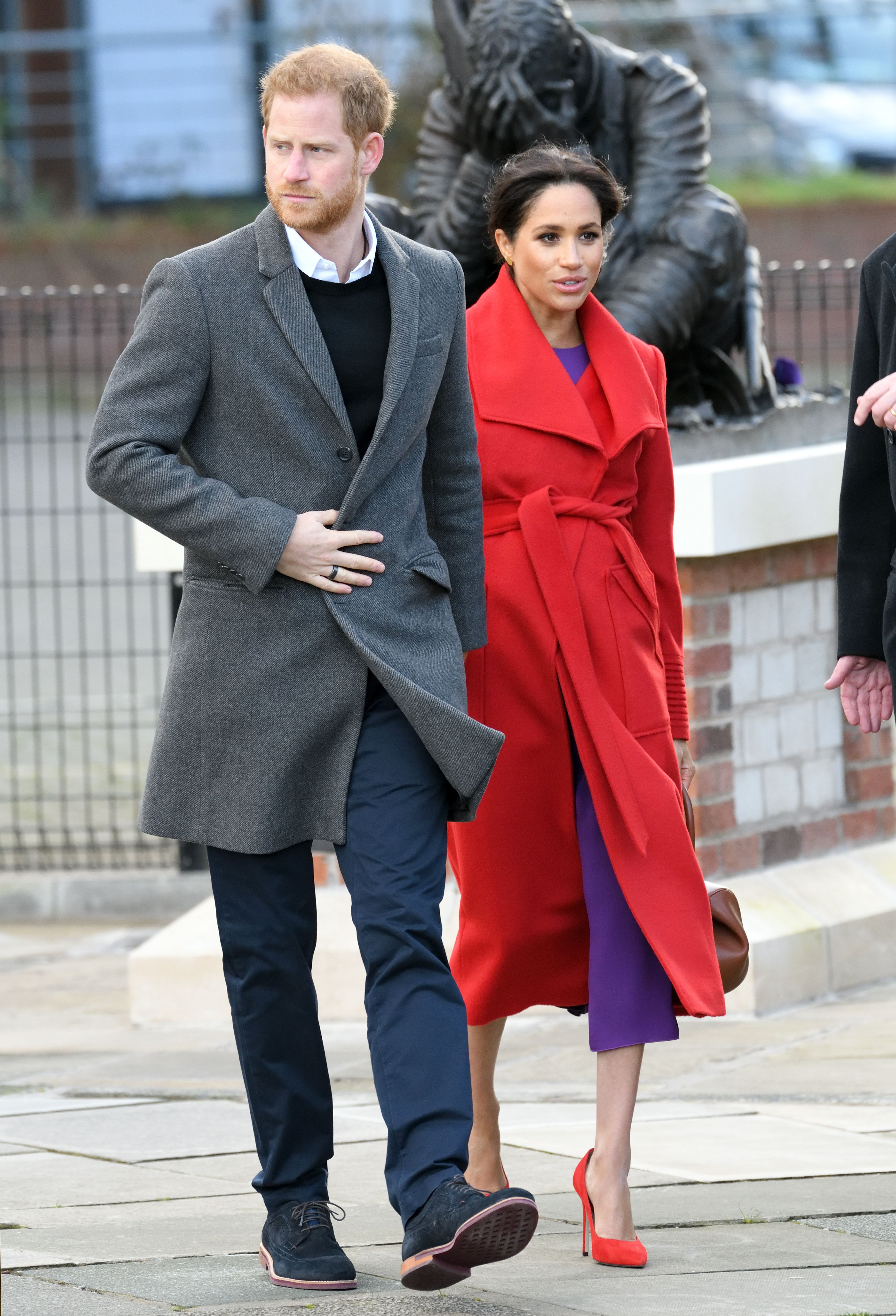 Prinz Harry, Herzog von Sussex und Meghan Markle, Herzogin von Sussex, treffen Mitglieder der Öffentlichkeit während eines Besuchs am Hamilton Square in Birkenhead, Großbritannien | Quelle: Karwai Tang/WireImage