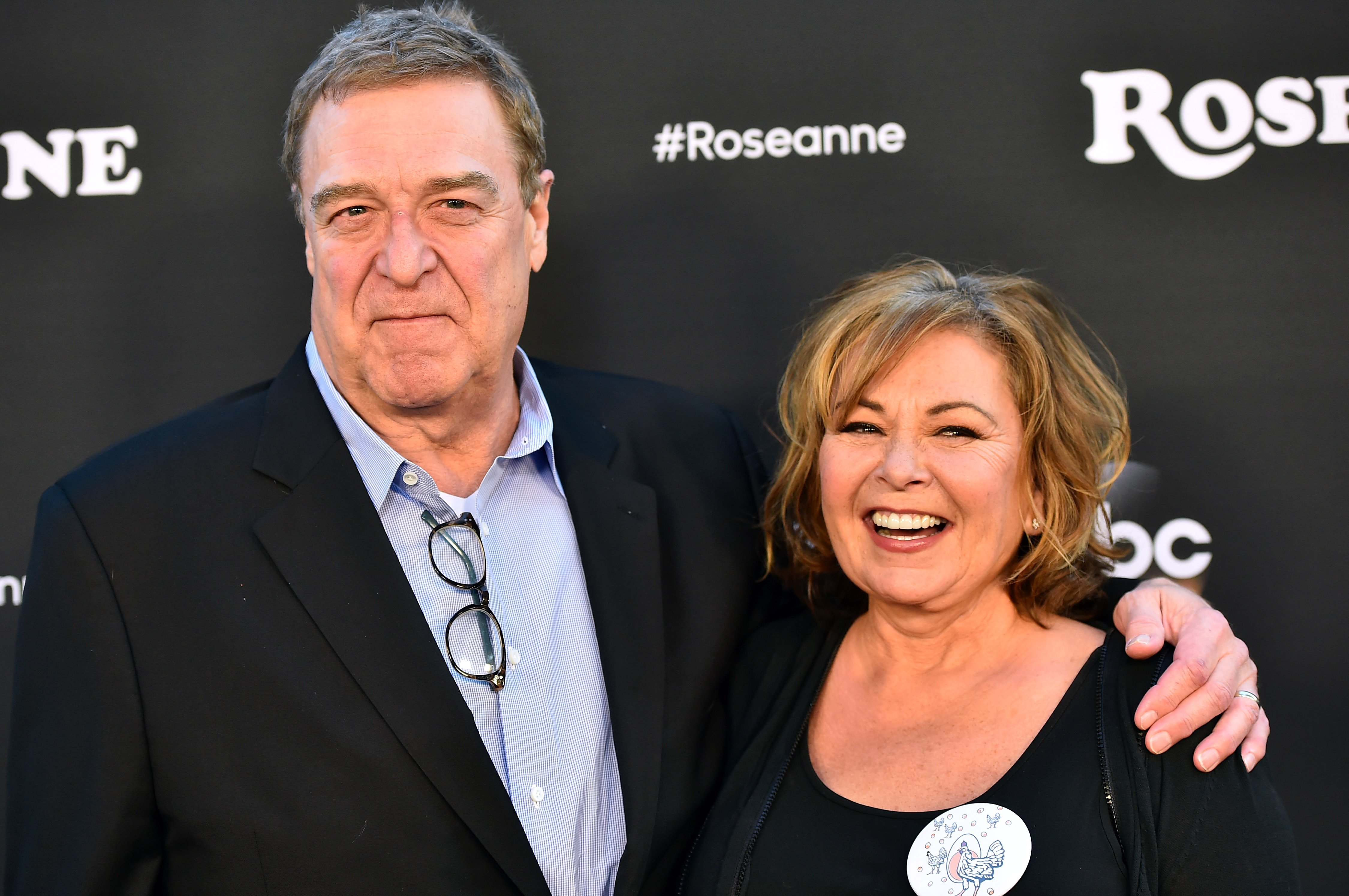 Roseanna Barr and John Goodman attend the premiere of "Roseanne" on March 23, 2018 | Photo: Getty Images