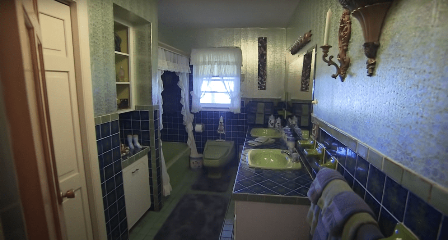 Loretta Lynn and Oliver Lynn's blue and green themed bathroom at their ranch ┃Source: YouTube@WKRNNews2