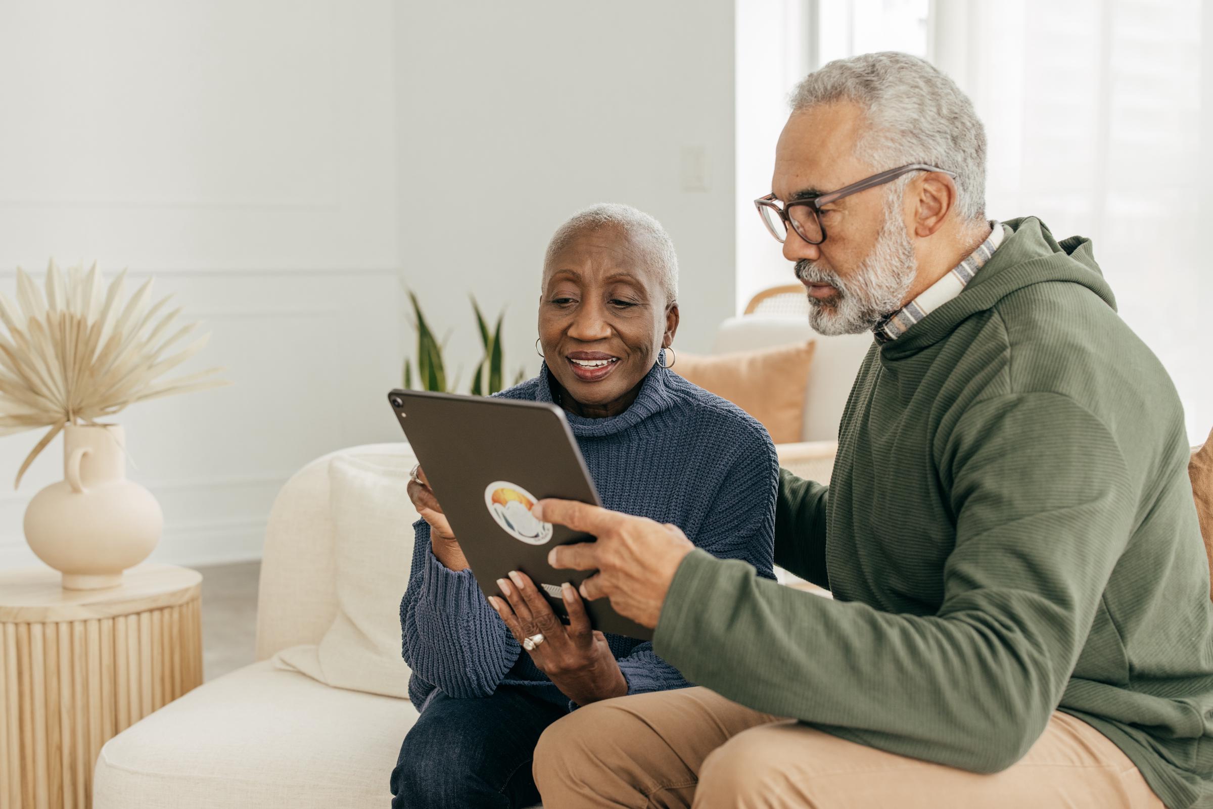 Senior couple looking at a tablet | Source: Getty Images