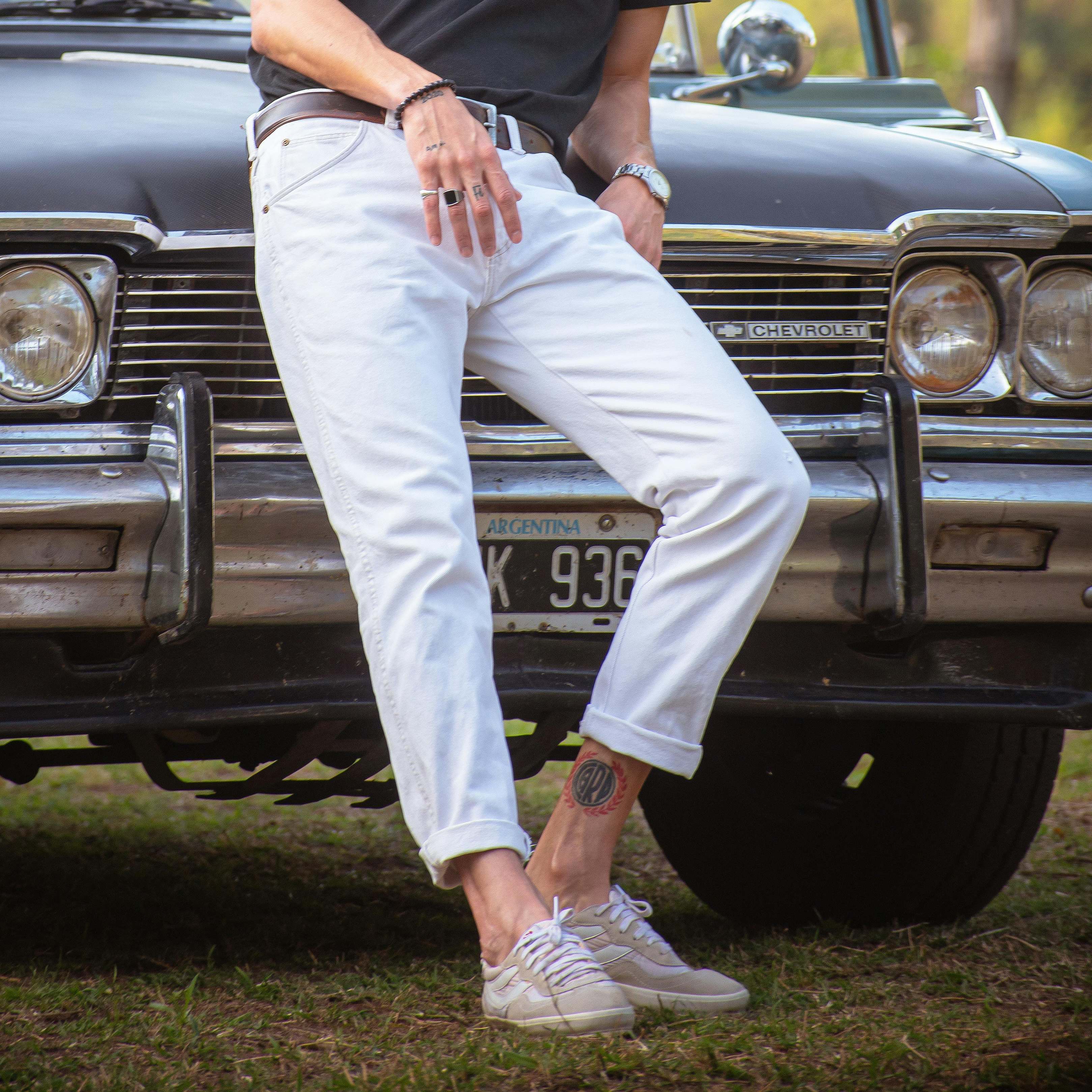 A man leaning against the front of a classic car | Source: Pexels