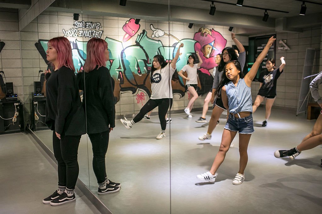 Lee Tae-rim, 10 (R), practices dance moves by a K-Pop girl band, Girlfriends, along with young women at Def Dance School on August 10, 2016 in Seoul, South Korea. | Source: Getty Images