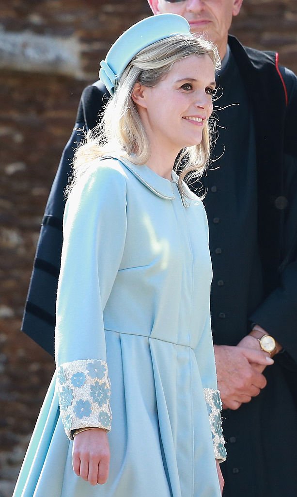 Sophie Carter arrive à l'église Sainte-Marie-Madeleine dans le domaine de Sandringham pour le baptême de la princesse Charlotte de Cambridge | Photo: Getty Images Sophie Carter arrive à l'église Sainte-Marie-Madeleine dans le domaine de Sandringham pour le baptême de la princesse Charlotte de Cambridge | Photo: Getty Images