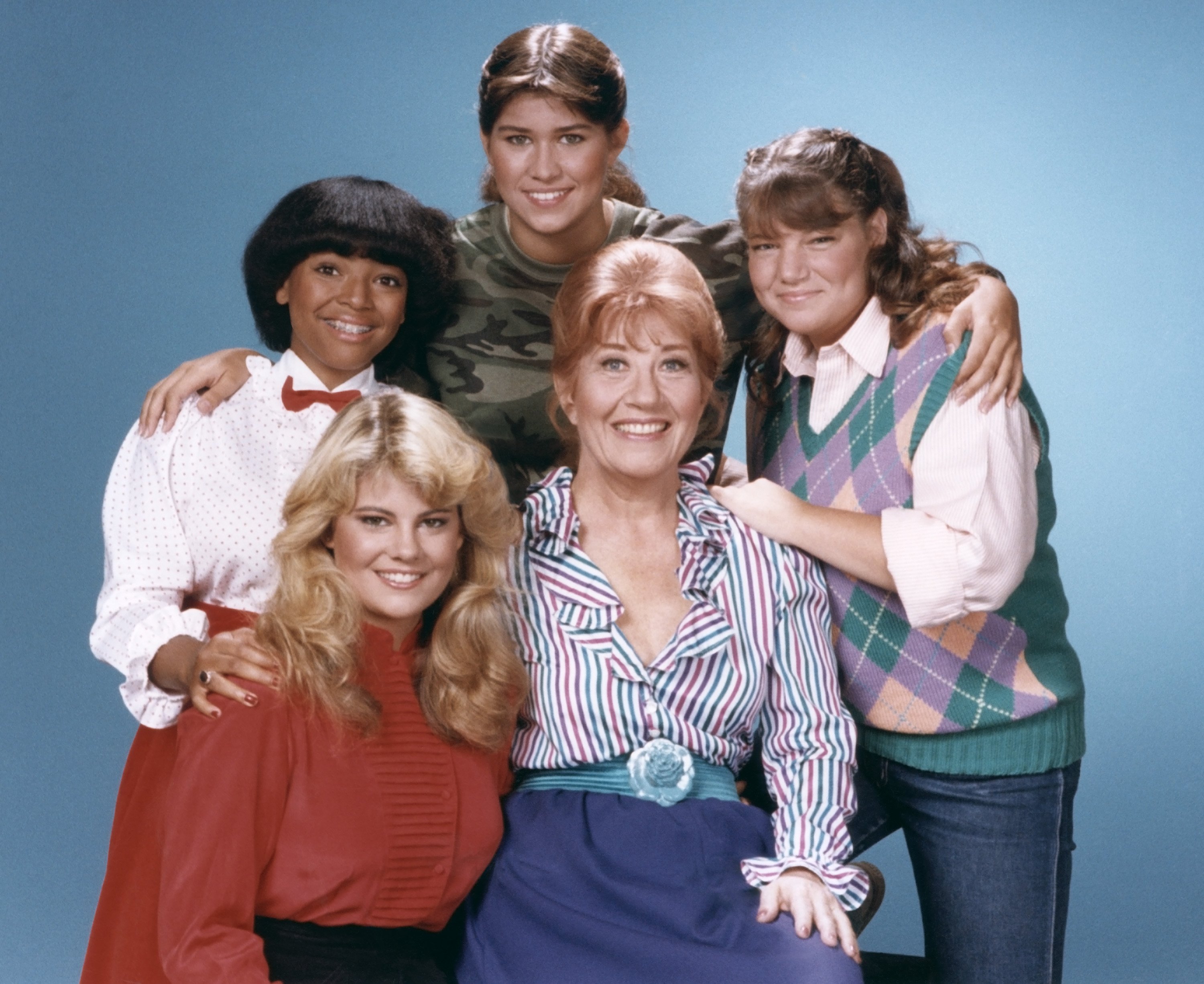 Nancy McKeon, Mindy Cohn, Charlotte Rae, Lisa Whelchel, and Kim Fields on the set of "The Facts of Life" | Source: Getty Images