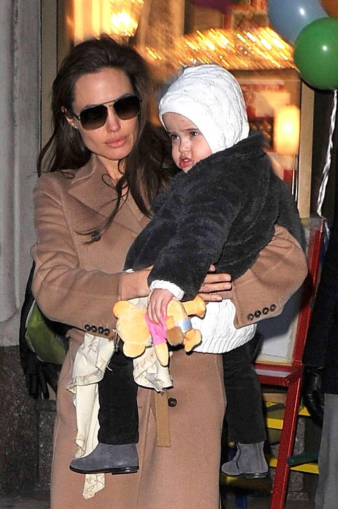 Angelina Jolie visita la tienda de arte de Lee con Vivienne Jolie-Pitt el 4 de diciembre de 2010 en la ciudad de Nueva York. | Foto: Getty Images