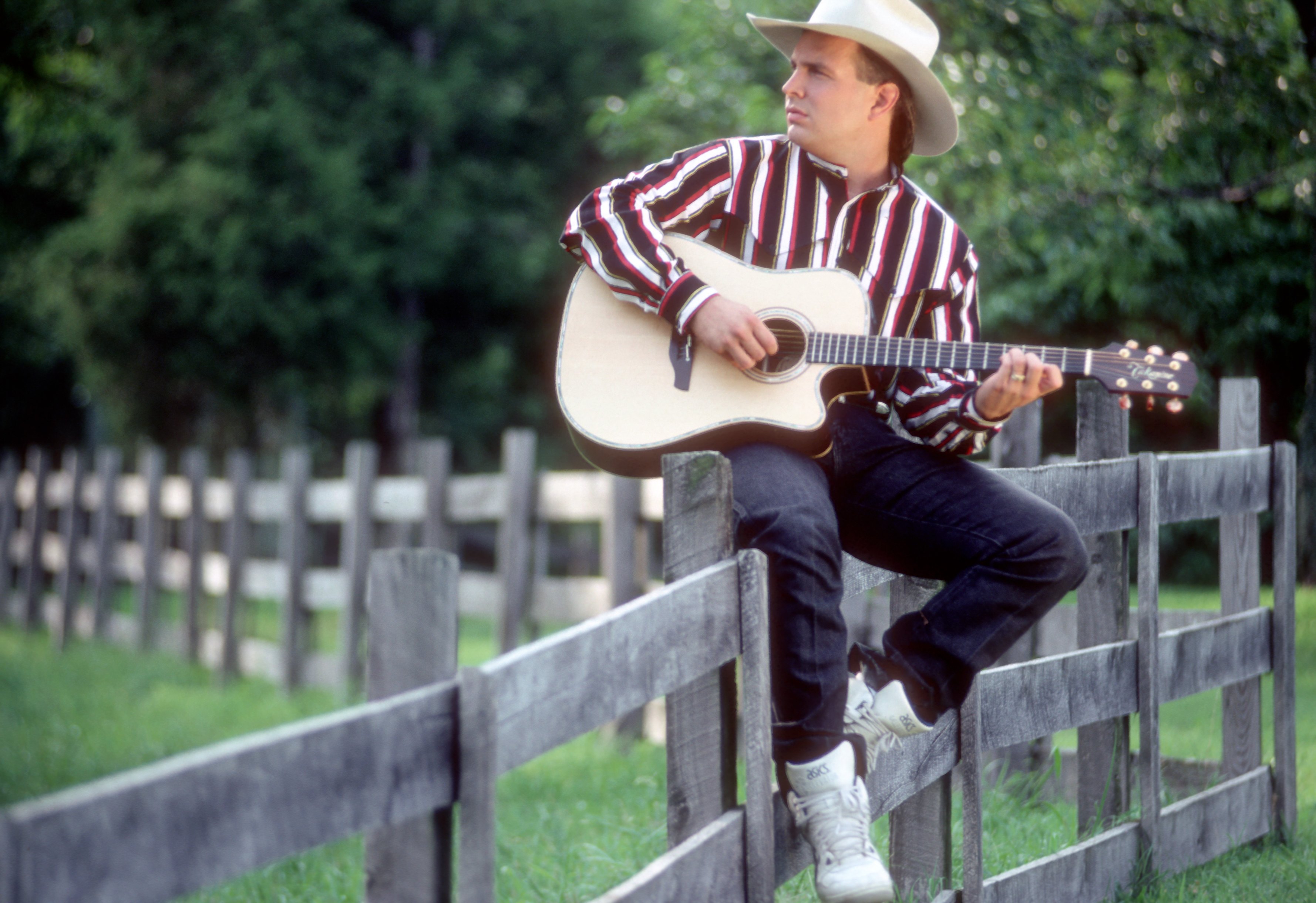 Singer Garth Brooks during portrait session playing a Takamine acoustic guitar on August 15, 1991 in Nashville, Tennessee | Source: Getty Images