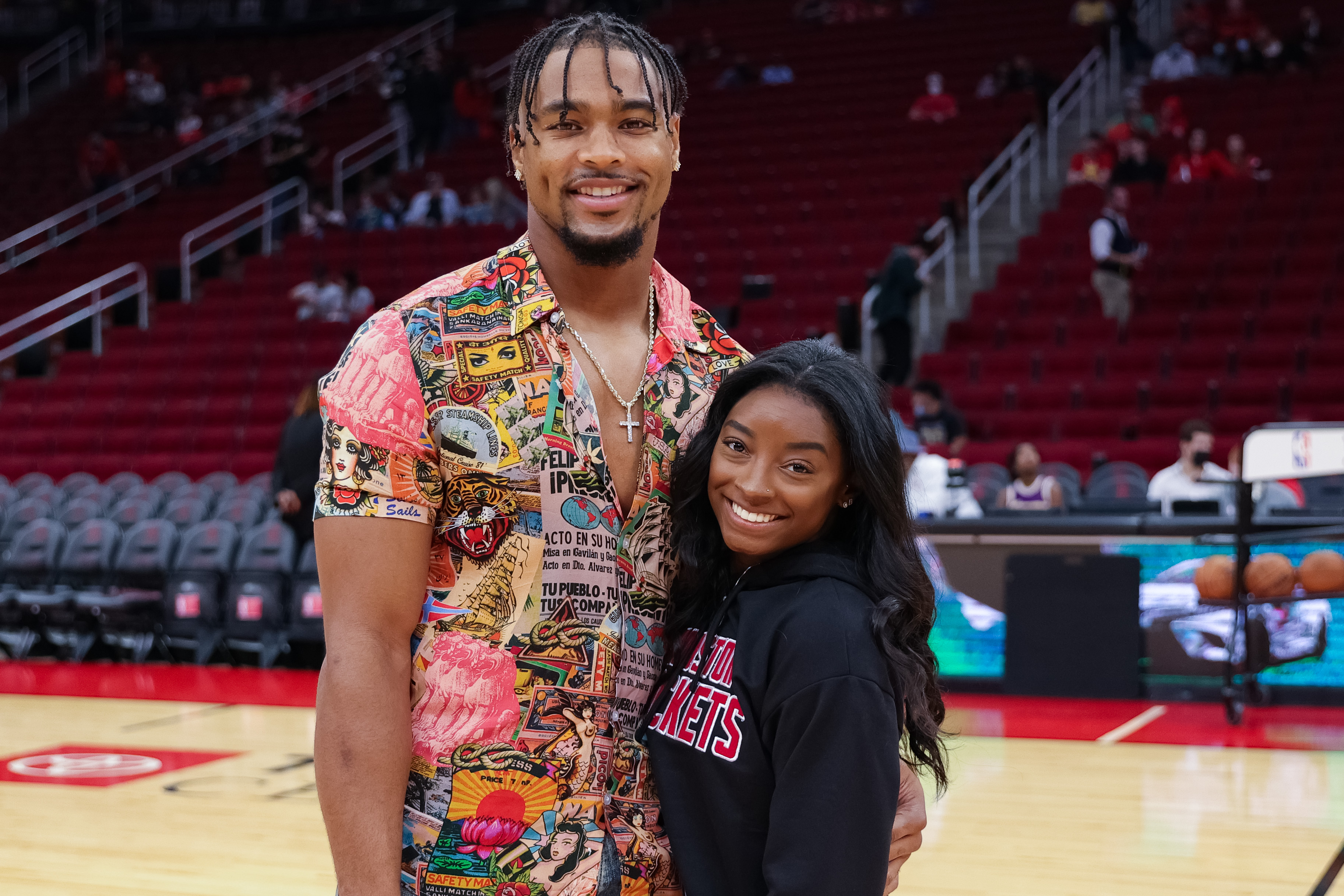 Simone Biles and Jonathan Owens at a game between at Toyota Center on December 28, 2021, in Houston, Texas | Source: Getty Images