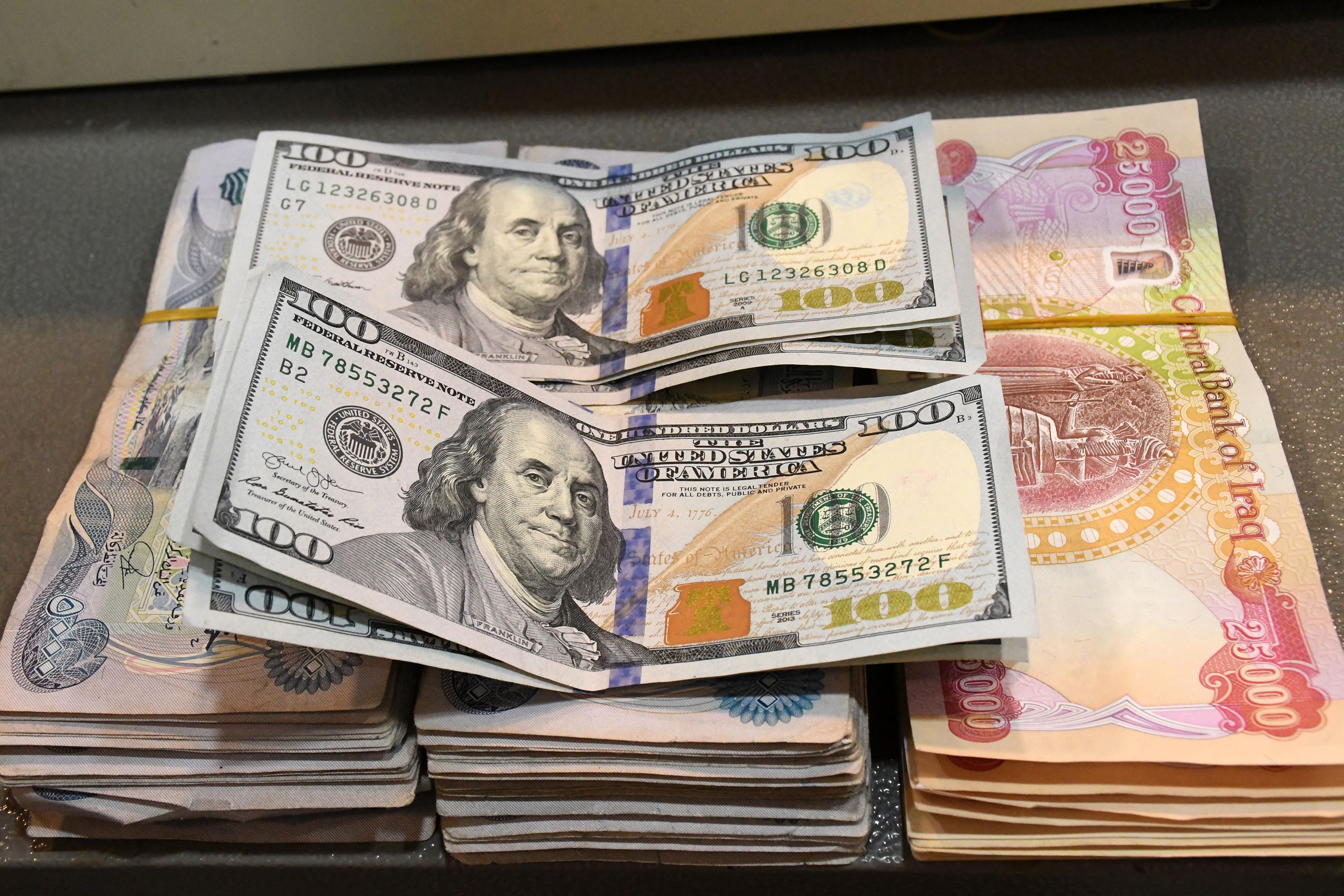 Stacks of money in different currencies. | Photo: Getty Images. 