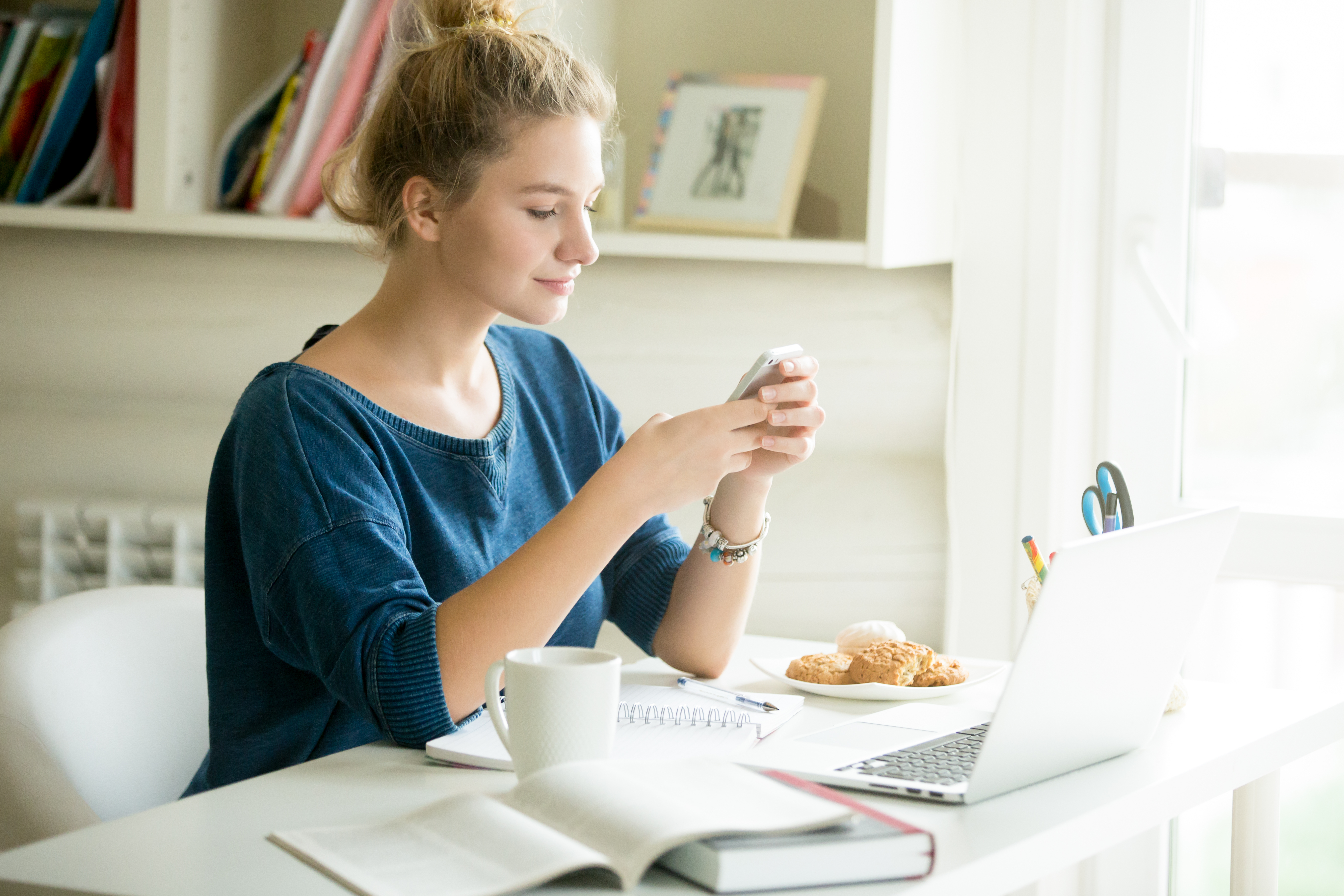 A young girl using her smartphone | Source: Shutterstock