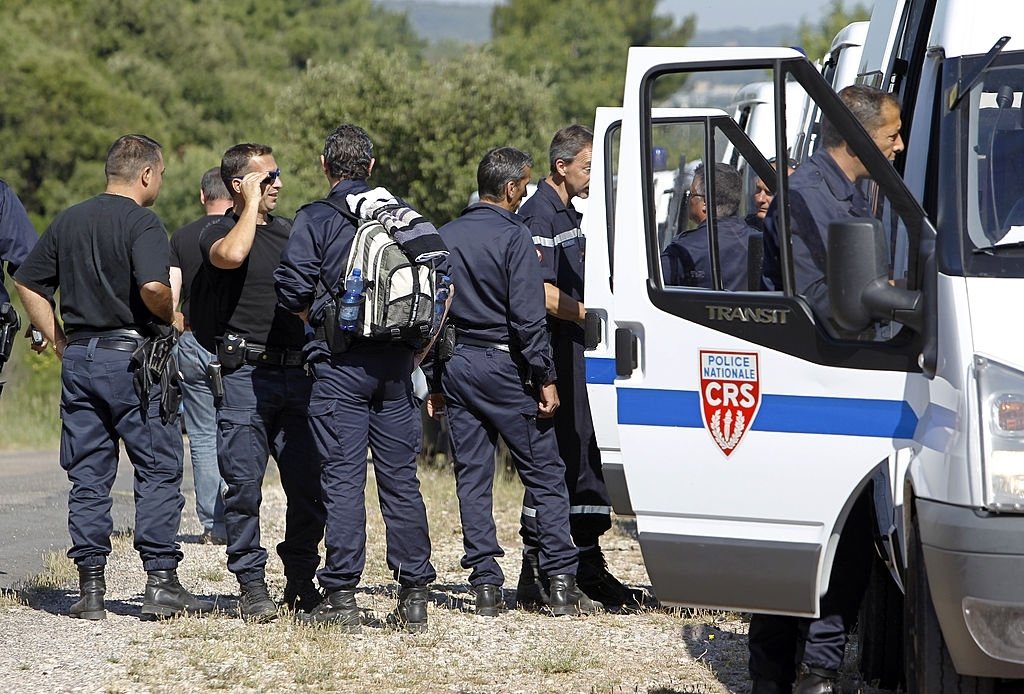 Des policiers, le 28 juin 2011 à Roquebrune-sur-Argens, lors d'une recherche massive du suspect Xavier Dupont de Ligonnès. | Photo : Getty Images