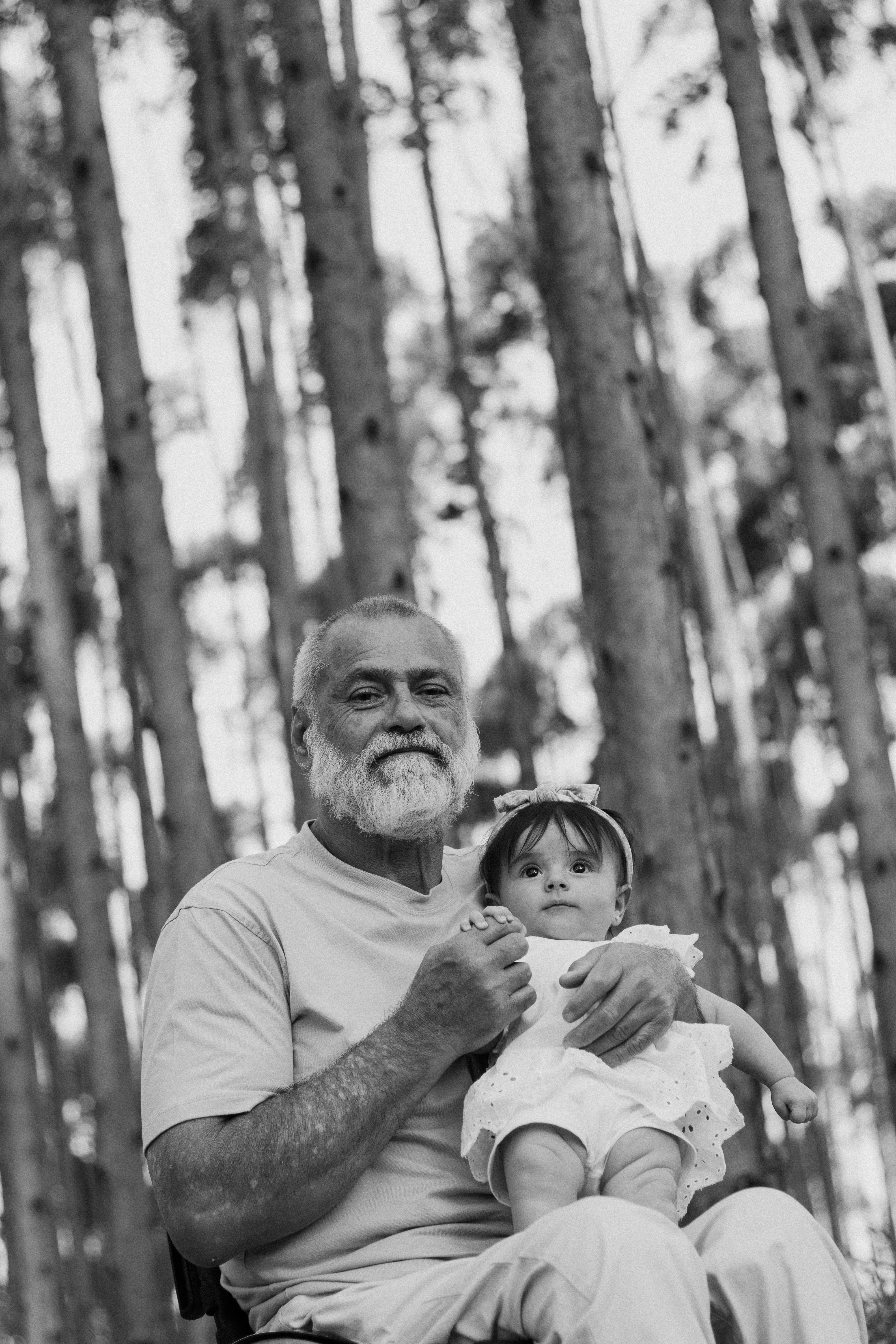 Grandfather and his granddaughter | Source: Pexels