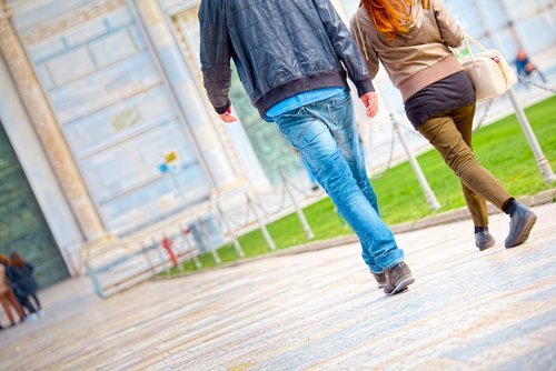 Couple en route pour la cathédrale | source : shutterstock Couple en route pour la cathédrale | source : shutterstock