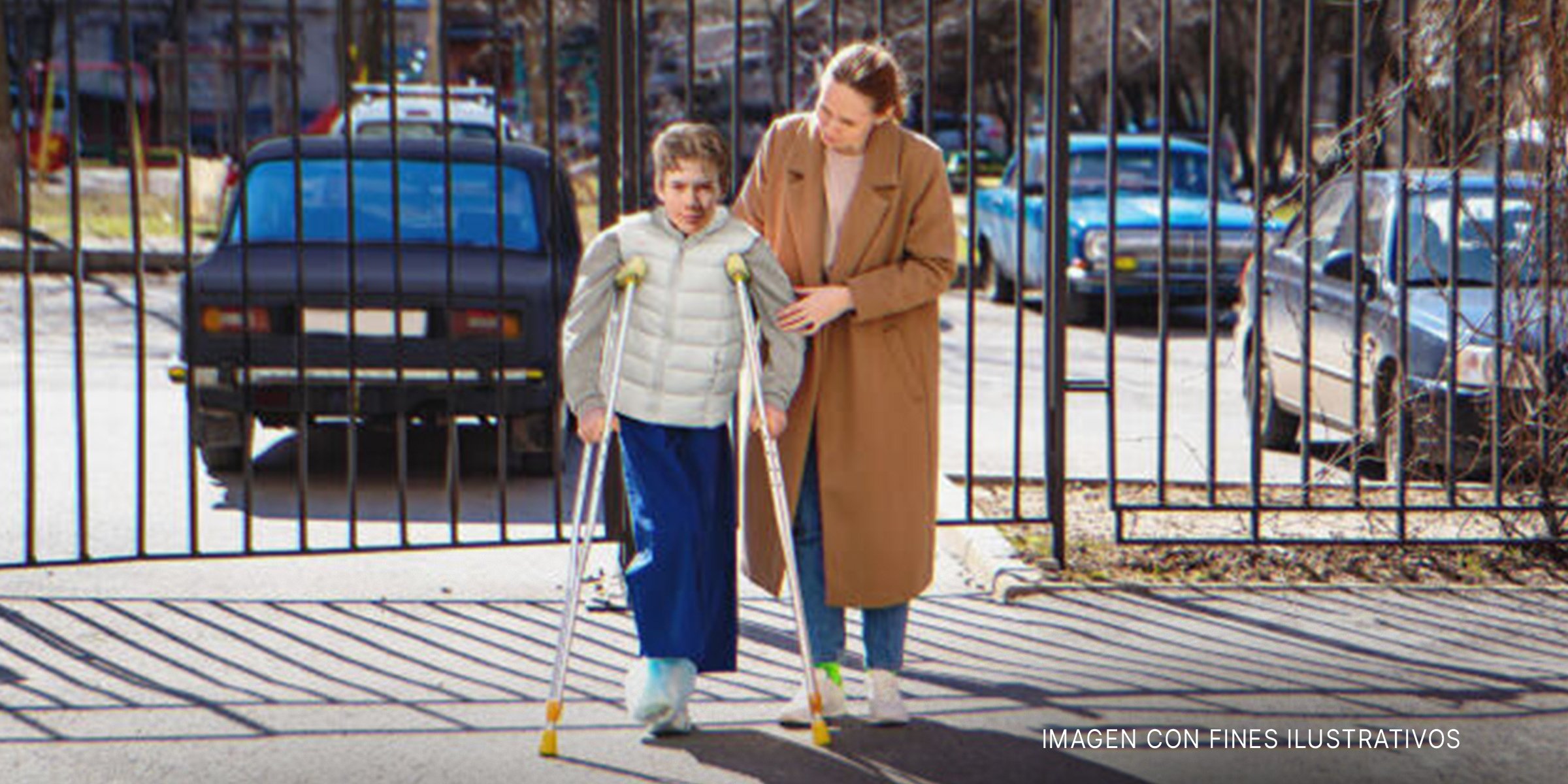 Mujer ayudando a un niño con muletas. | Foto: Getty Images