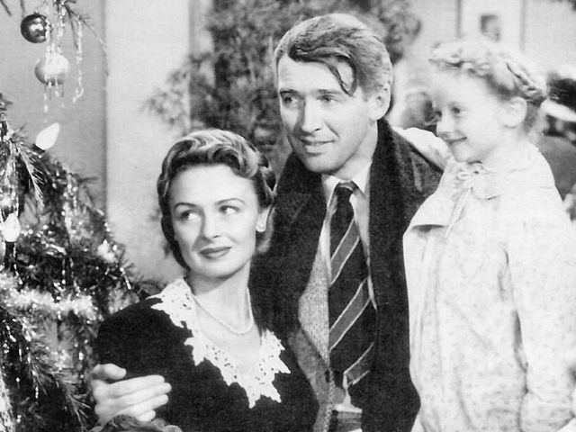 Publicity photo of "It's a Wonderful Life" in 1946. | Source: Wikimedia Commons.