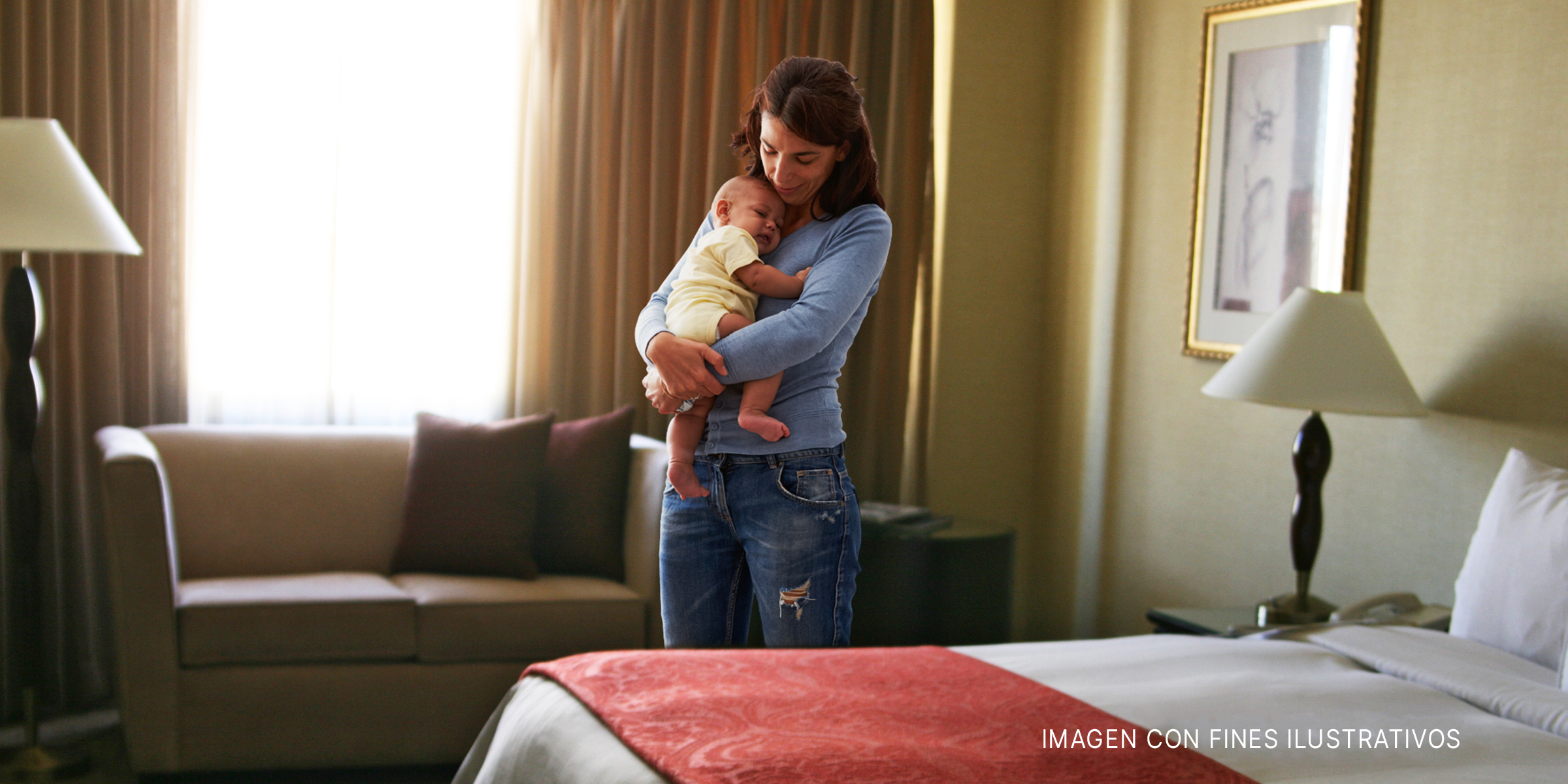 Mujer con un bebé en una habitación | Foto: flickr.com/quinn.anya (CC BY-SA 2.0) | Shutterstock