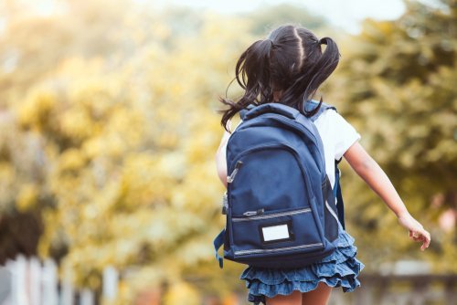 Niña corriendo hacia la escuela| Foto: Shutterstock