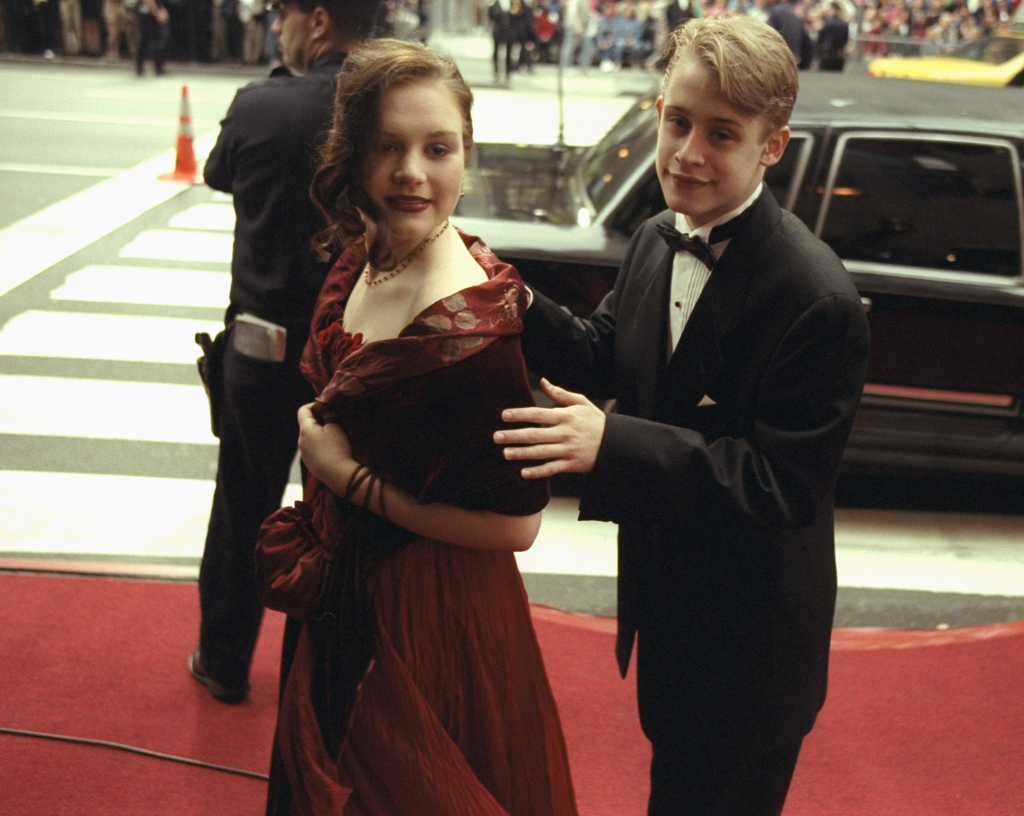 Rachel Miner y Macaulay Culkin llegando a los premios Tony en el Radio City Music Hall, en 1998. | Foto: Getty Images