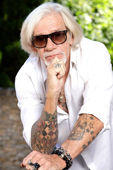 Pierre Billon lors d'une séance de portrait à Paris. |Photo : Getty Images