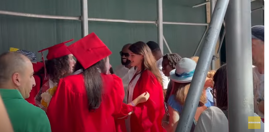 Suri Cruise with other graduates | Source: YouTube/@pagesix