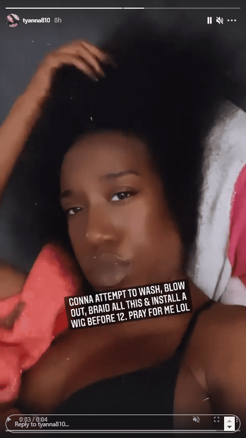 T'yanna Wallace shares a picture of her undone hair while resting in bed. | Photo: Instagram/tyanna810