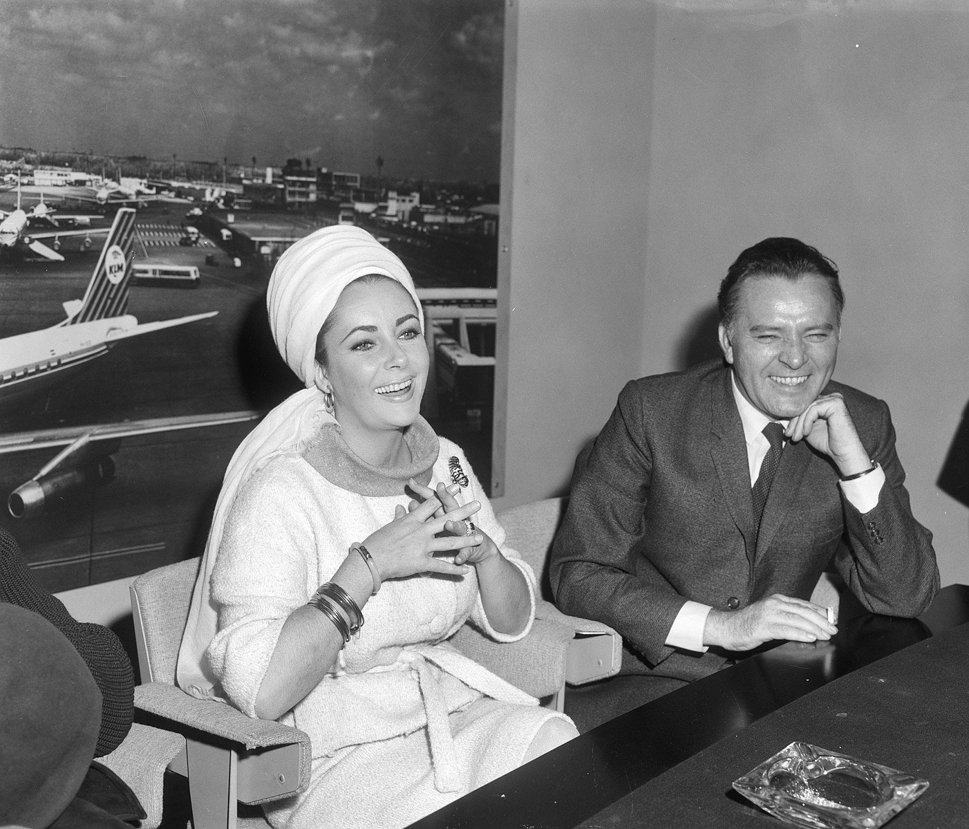 Elizabeth Taylor and Richard Burton during press conference at Schiphol for "The Spy Who Came In From The Cold." | Source: Wikimedia Commons