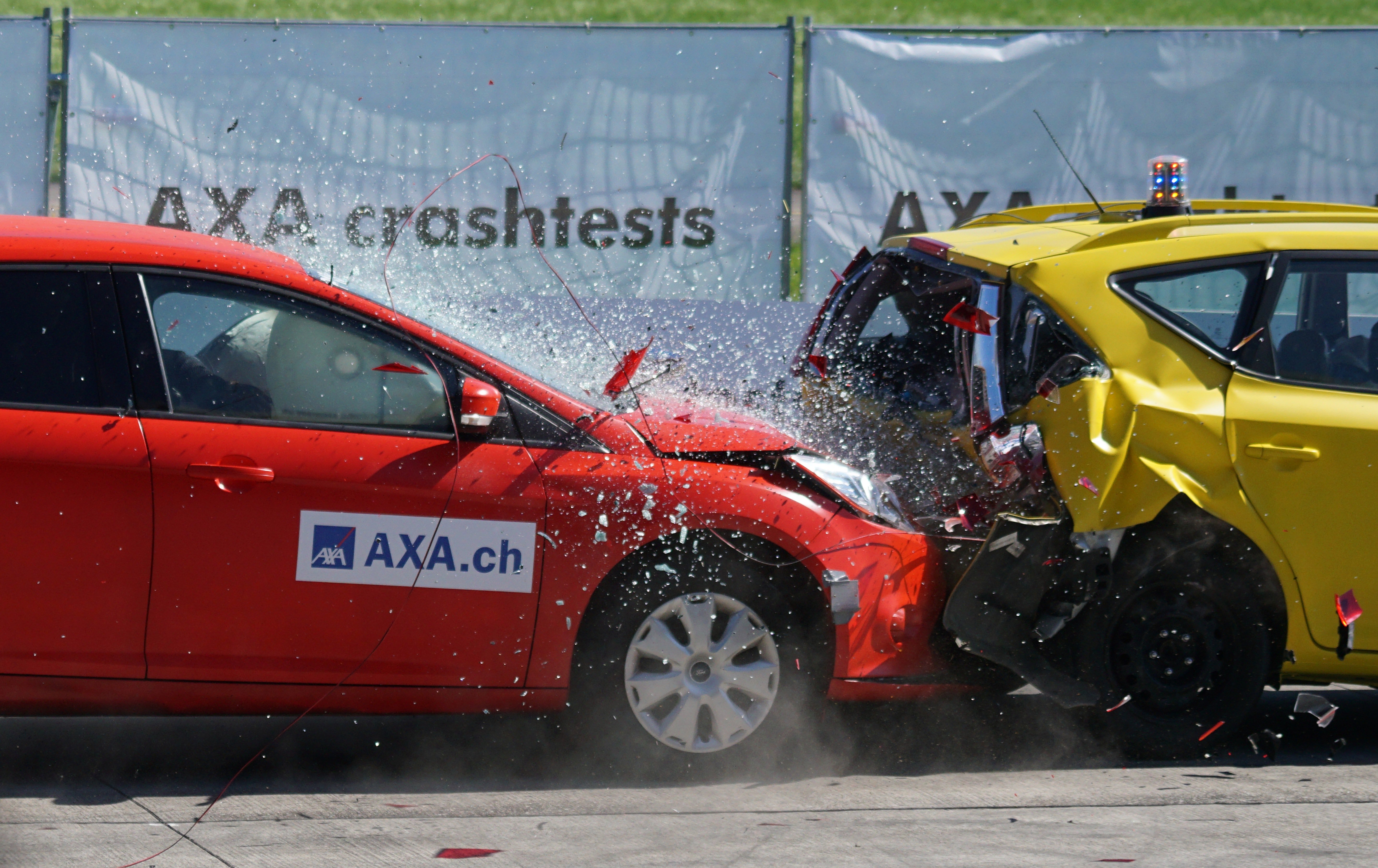 Two cars crashing into each other | Photo: Pexels