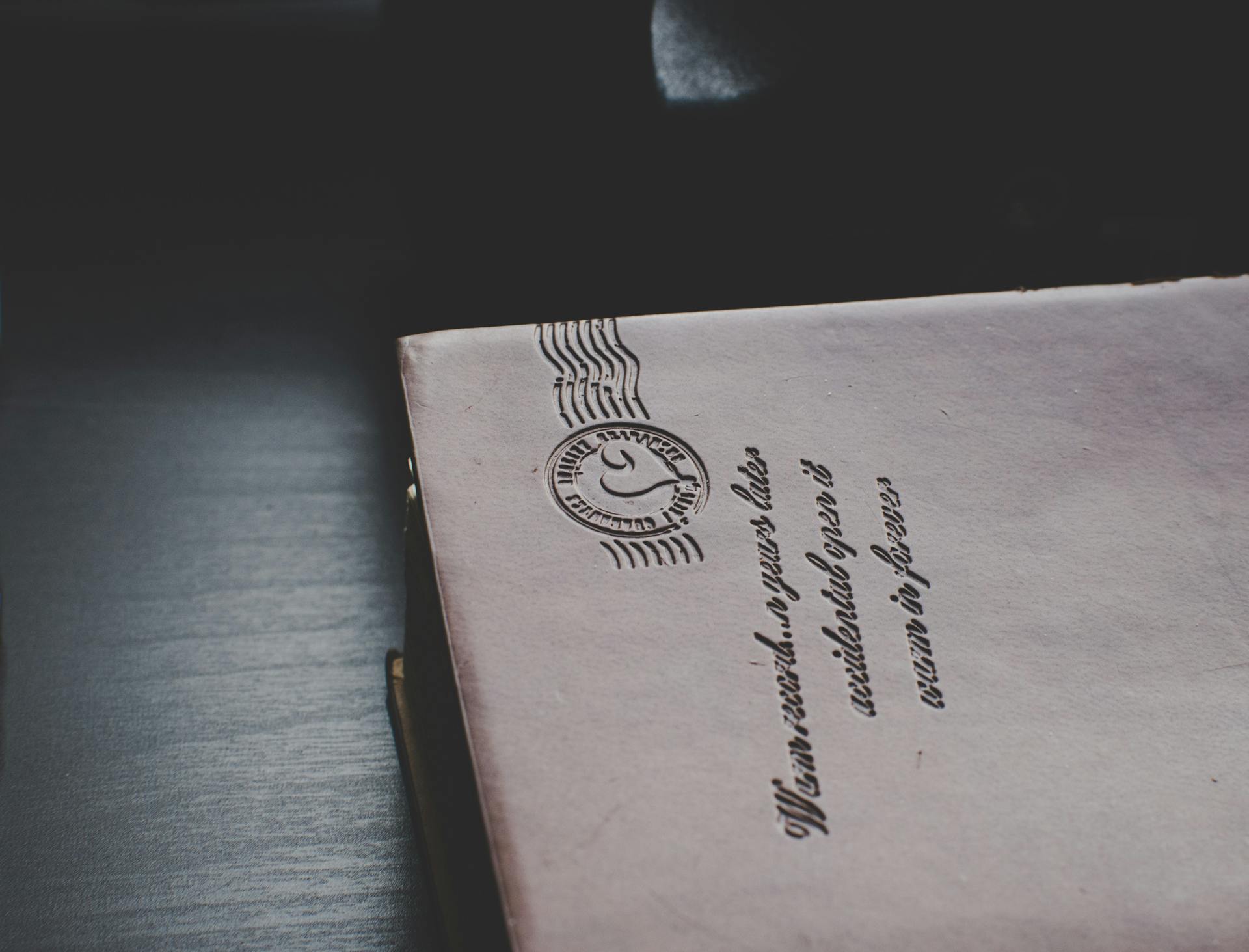 Una carta antigua con matasellos y texto manuscrito | Fuente: Pexels