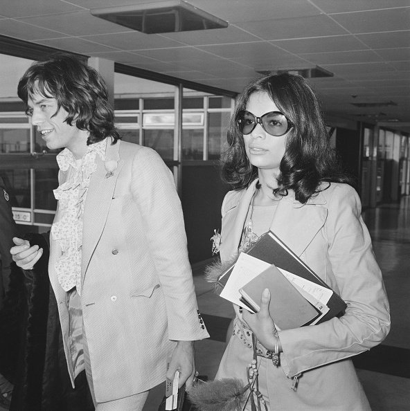 Mick and Bianca Jagger at London's Heathrow Airport on November 25, 1970. | Photo: Getty Images