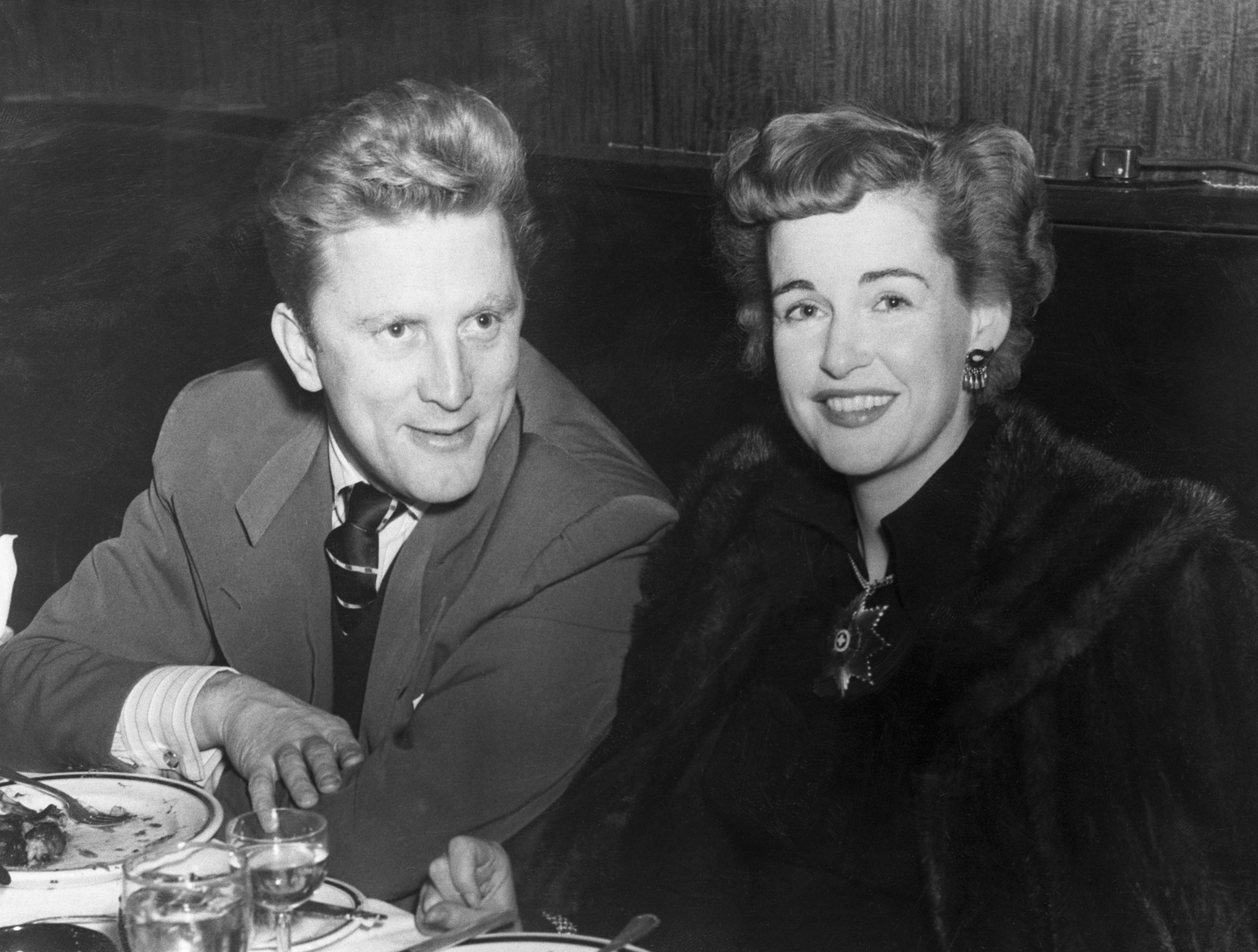 Kirk Douglas, estrella de éxitos en pantalla como "Champion" y "Young Man with a Horn" es fotografiado cenando con su esposa, Diana Douglas, en un popular local nocturno de Nueva York. | Foto: Getty Images