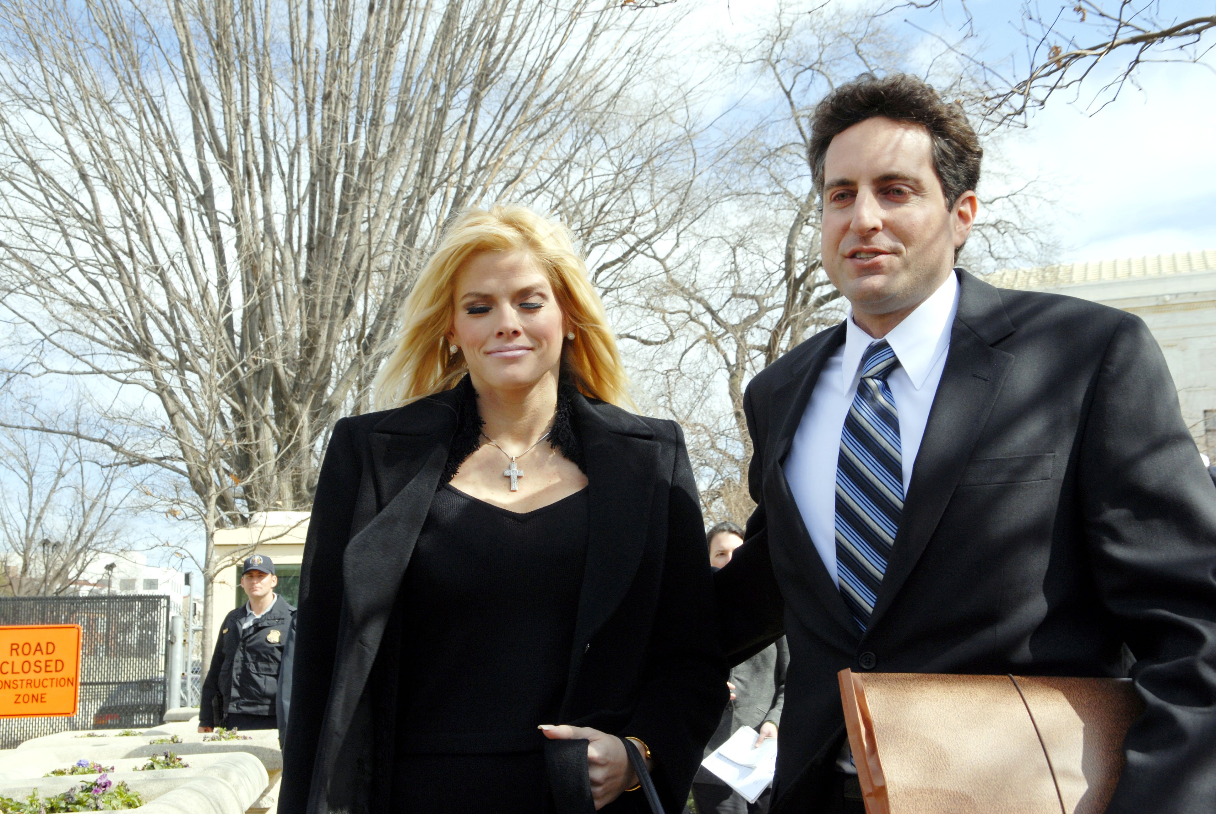 Actress Anna Nicole Smith and her attorney Howard K. Stern pictured leaving the US Supreme Court on February 28, 2006 in Washington, DC.┃Source: Getty Images