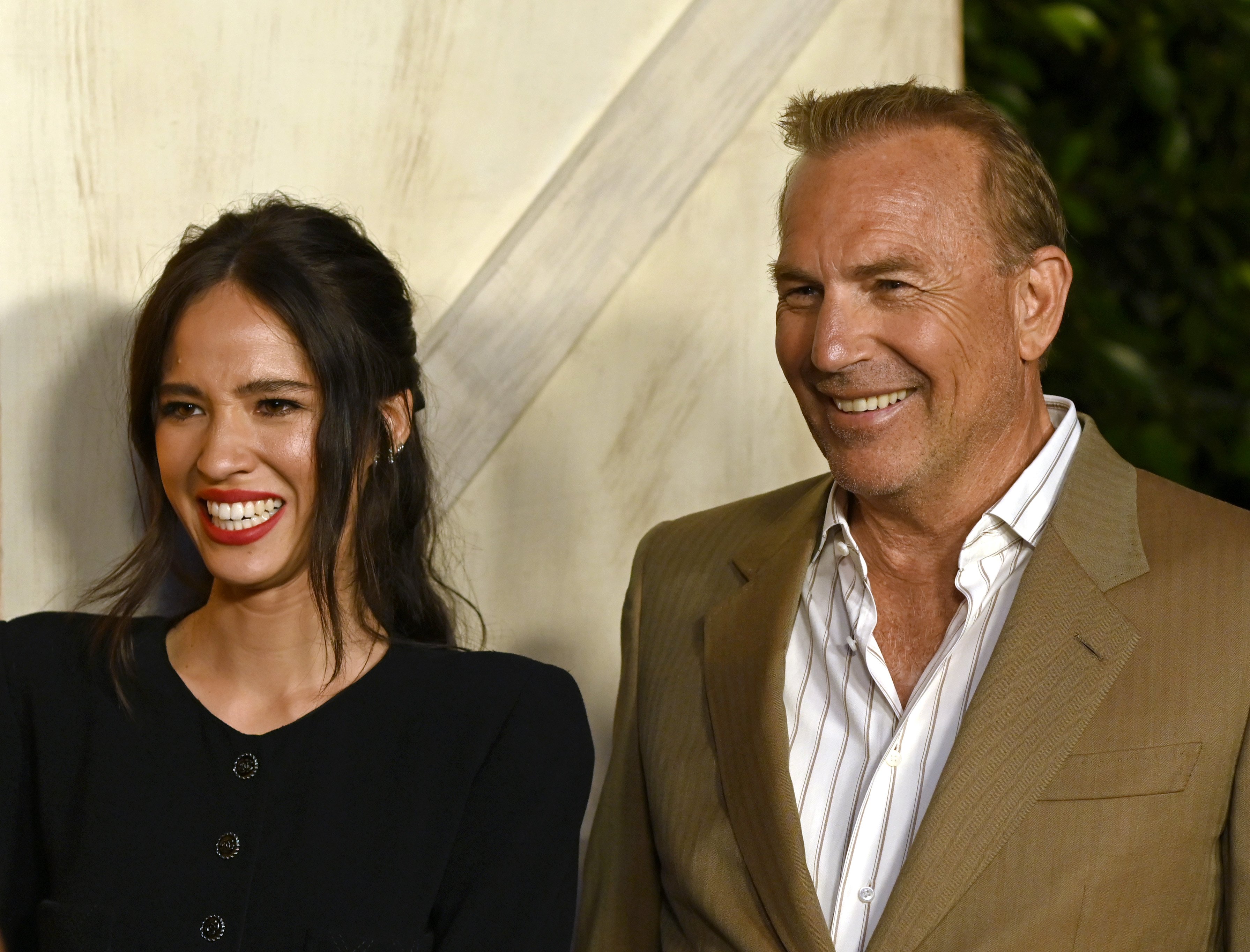 Kelsey Asbille and Kevin Costner on May 30, 2019, in Los Angeles, California | Source: Getty Images 