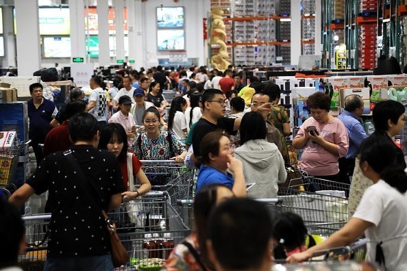  Customers shop at Costco's first outlet on August 29, 2019 in Shanghai, China. Costco Wholesale Corp. opened its first store in the mainland China on Tuesday | Photo: Getty Images