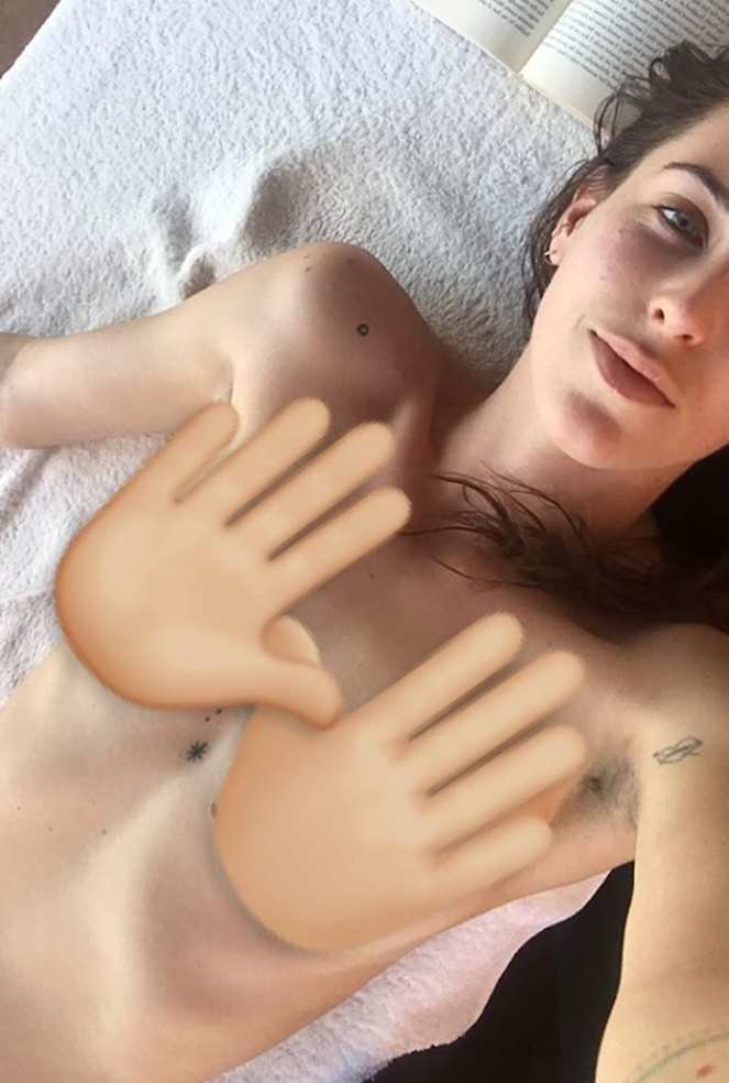 Scout Willis showing her hairy armpit | Photo: Instagram/scoutlaruewillis