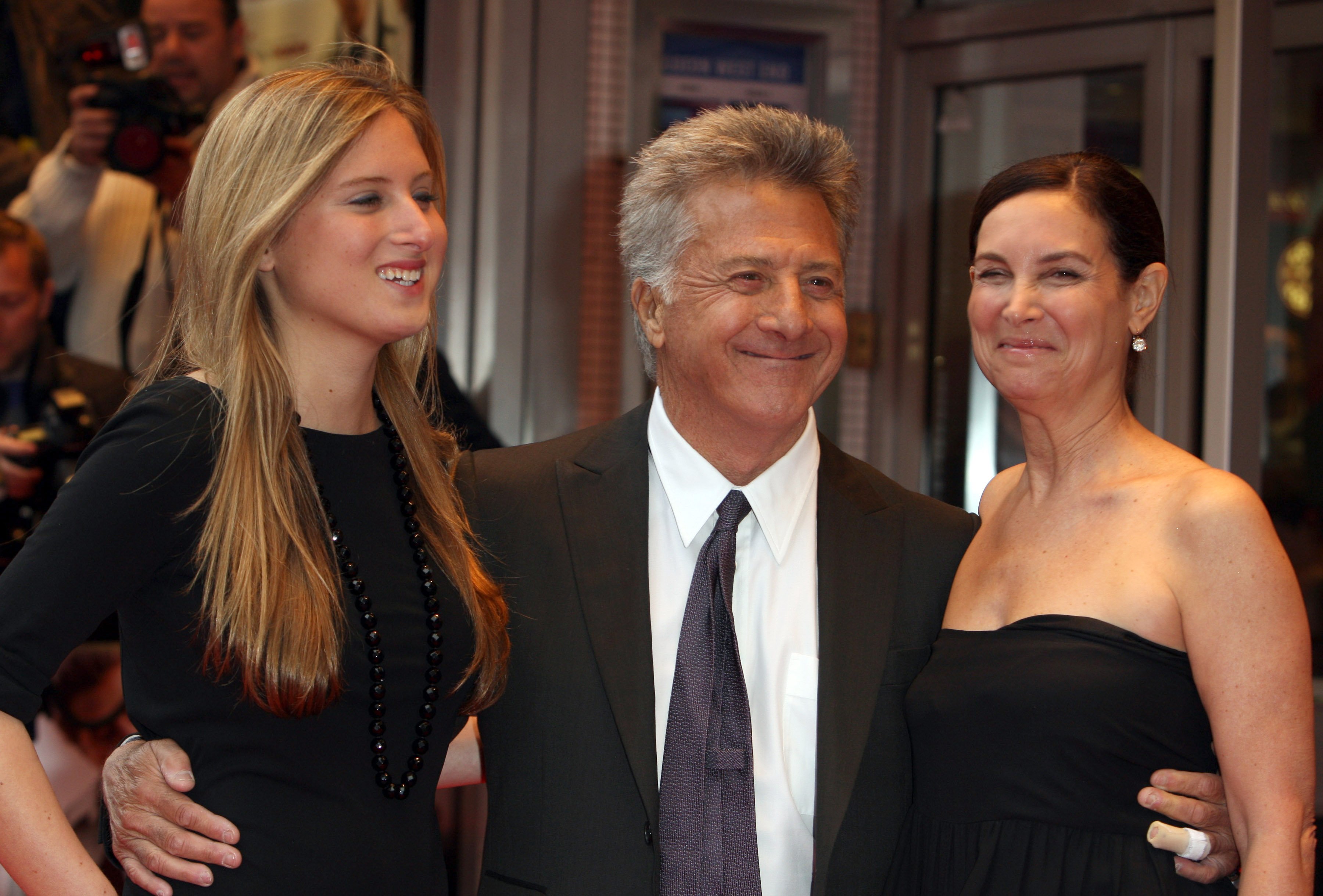 Dustin Hoffman, su esposa Lisa Gottsegen y su hija Karina, en el estreno de gala de "Last Chance Harvey" en el Odeon West End de Londres. | Foto: Getty Images