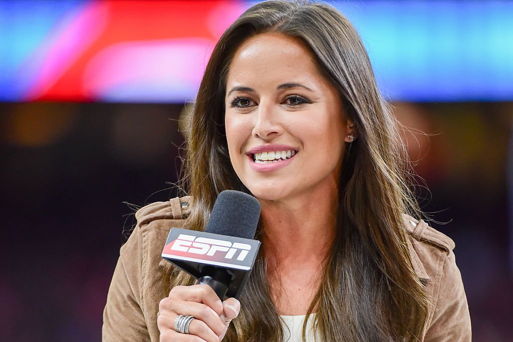 Kaylee Hartung provides her opening piece to the game for the ESPN TV audience before the Sugar Bowl game between the Auburn Tigers and Oklahoma Sooners on January 2, 2017 | Photo: Getty Images