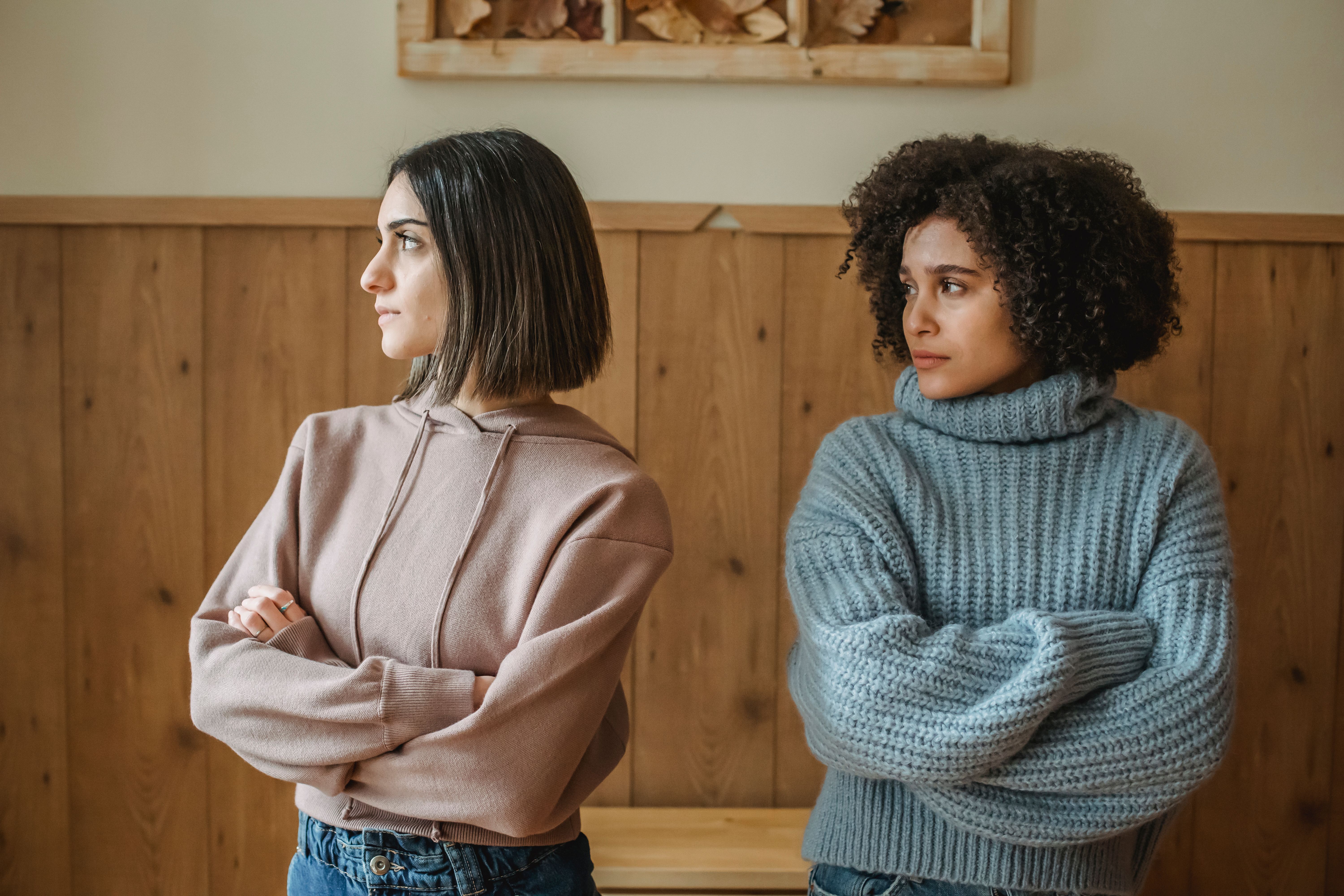 Woman avoiding another woman | Source: Pexels
