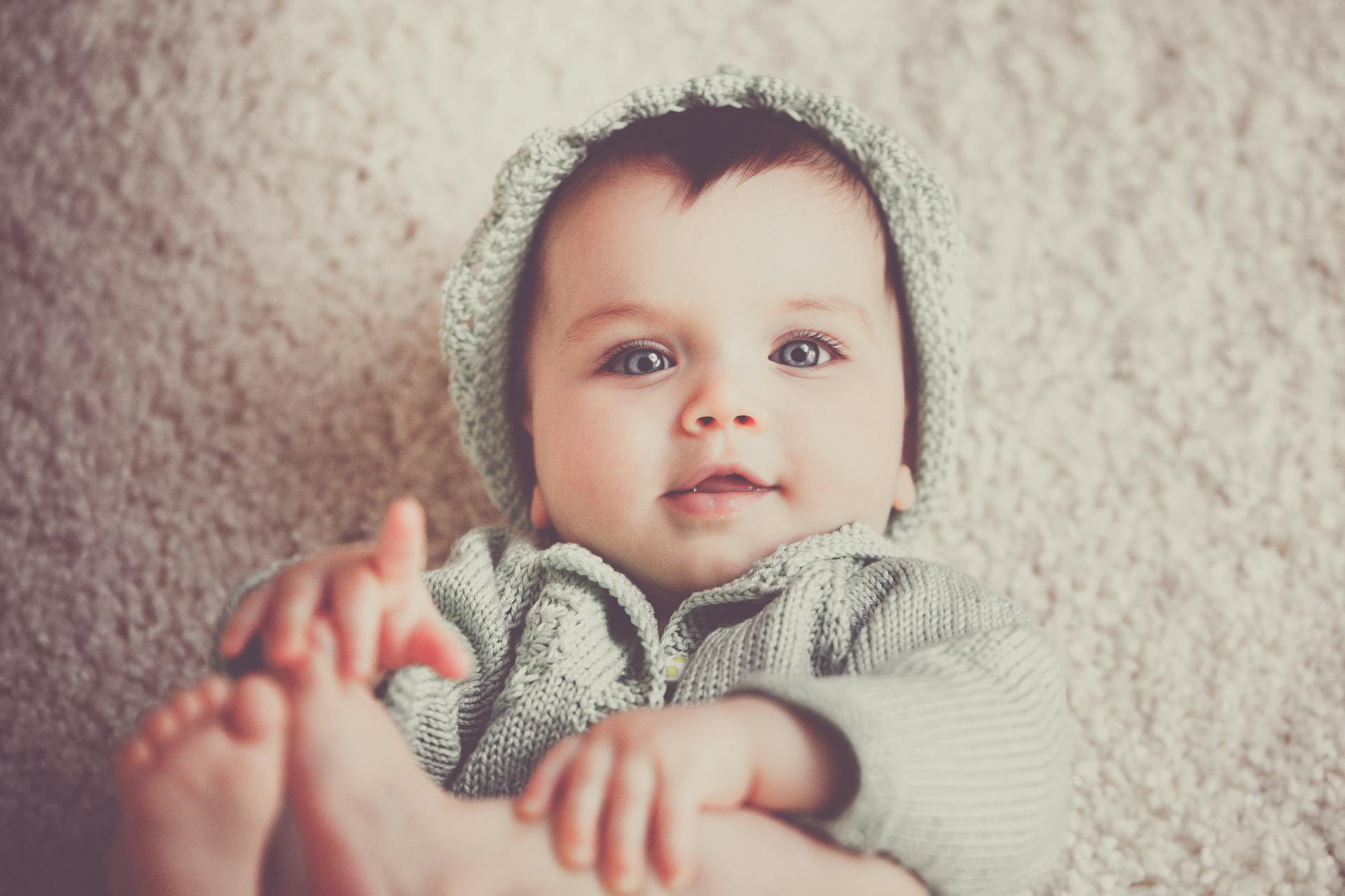 A baby boy on a carpet | Source: Pexels