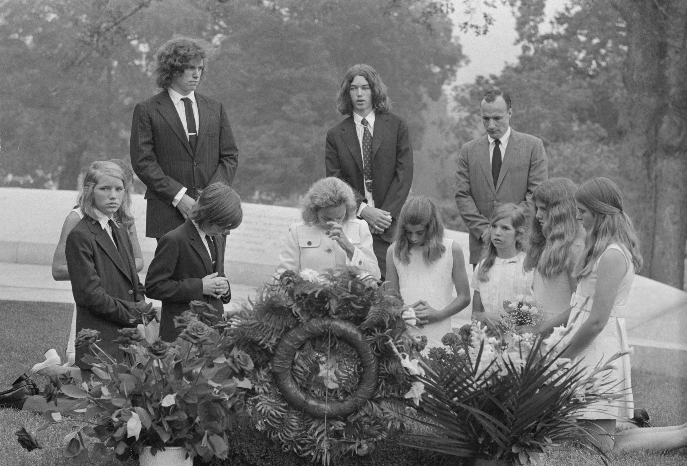 Ethel Kennedy and members of the family visited the gravesite of the late Robert F. Kennedy at Arlington National Cemetery, on June 6, 1971 | Source: Getty Images