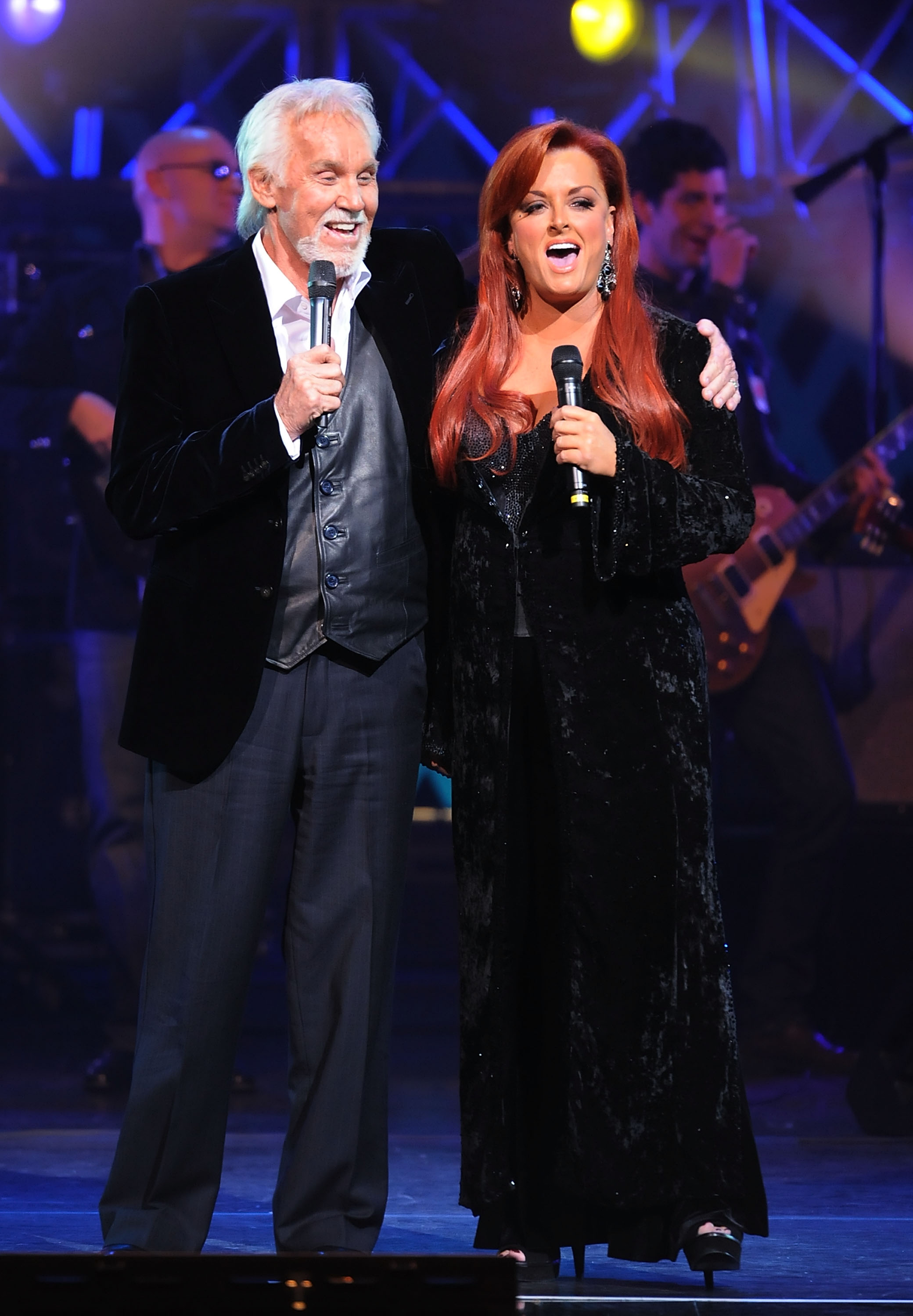 Kenny Rogers and Wynonna Judd performing at Kenny Rogers: The First 50 Years award show. | Source: Getty Images