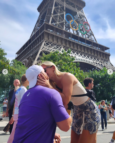 Payton Otterdahl and Maddy Nilles sharing a kiss on their engagement day, posted on August 4, 2024 | Source: Instagram/p.train_throws and maddynilles27