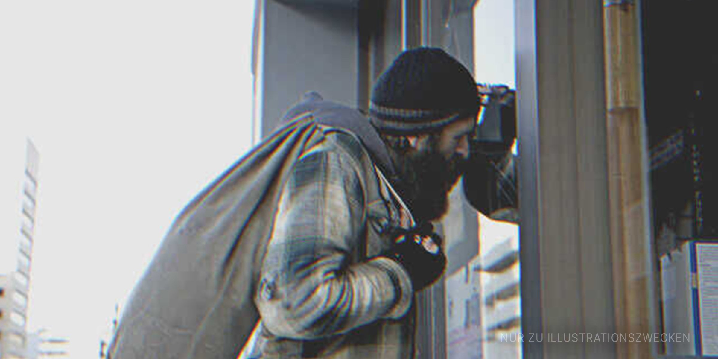 Bettler, der durch Glasfenster guckt. | Quelle: Getty Images