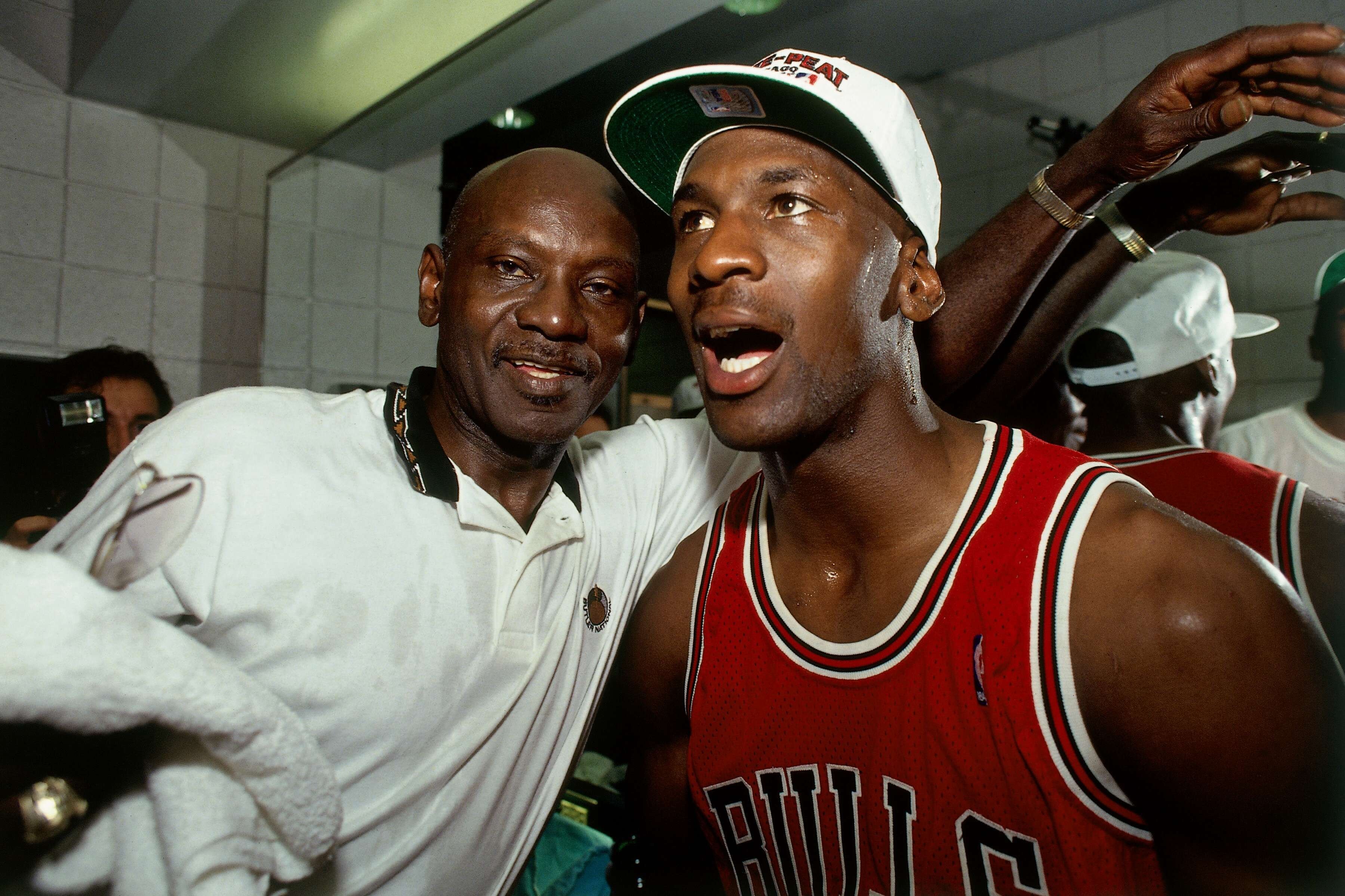 Michael Jordan and his father James Jordan in the Chicago Bulls locker room in 1991. | Source: Getty Images