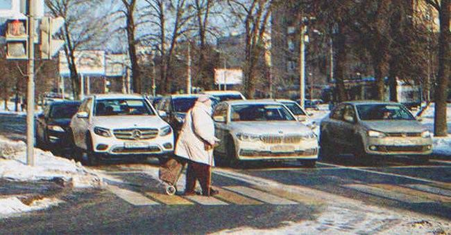 Anciana con su carro de compras cruza la via por el paso de peatones. | Foto: Shutterstock