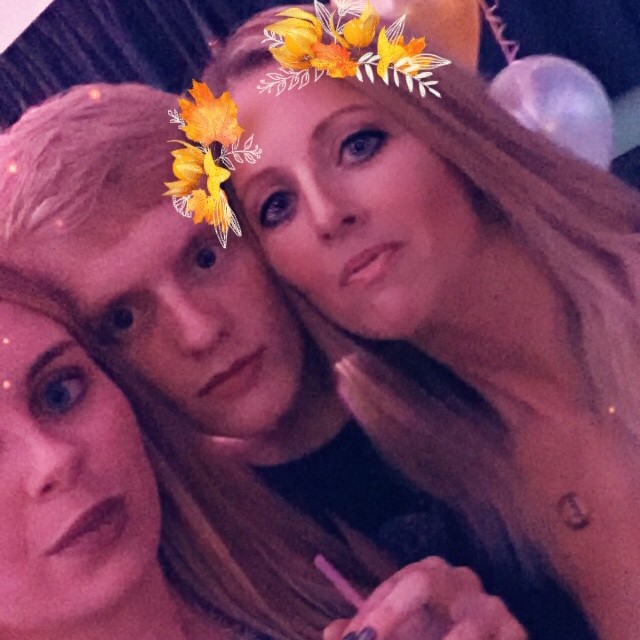 Amber Selvey (R) poses with her son Daniel (C) and another loved one. | Source: Instagram/amber_l_s